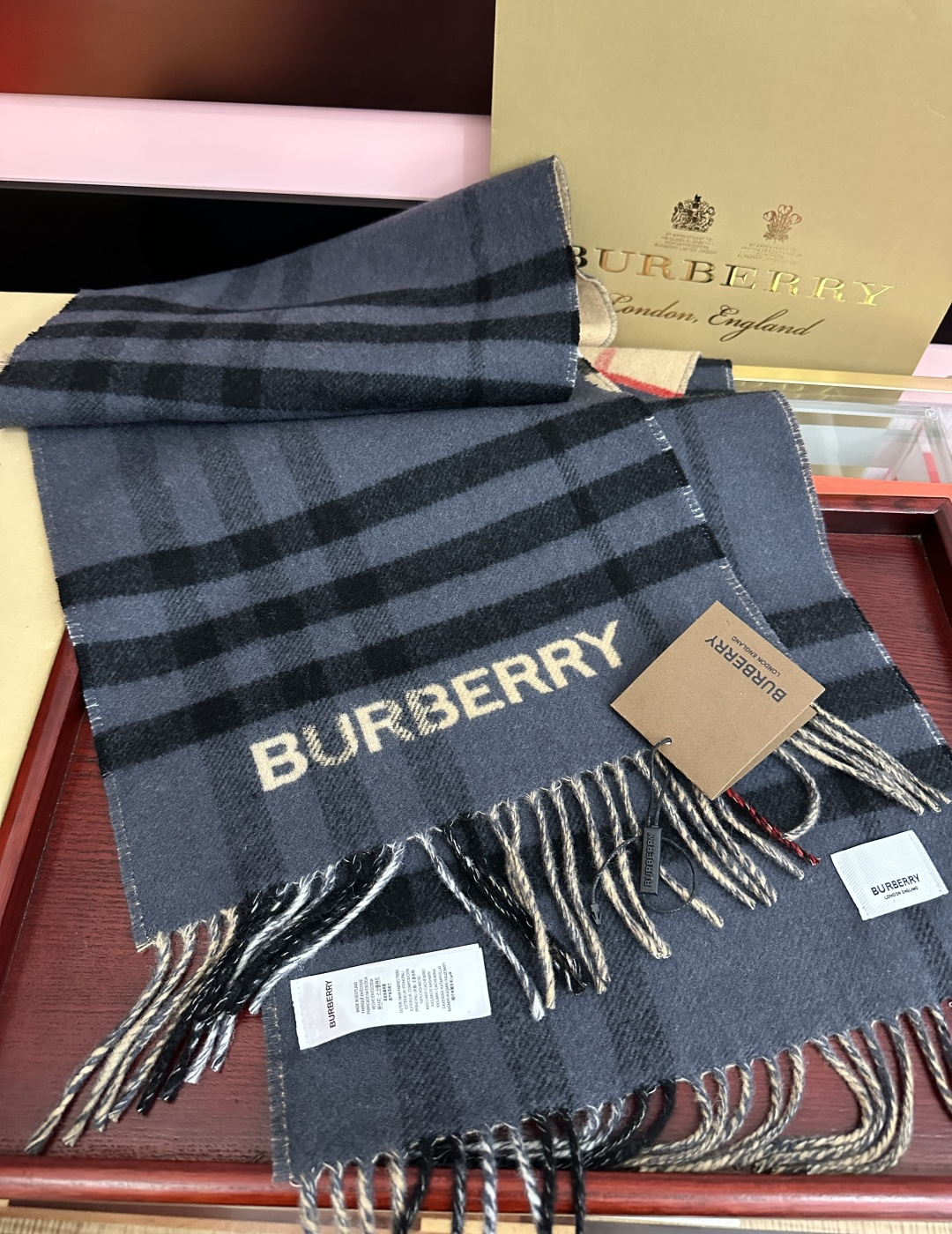 巴宝利 B家这款男女士围巾🧣面料非常满意~手感真的好到不行[得意]寒冬贴脖子围真的舒服软糯又保暖👍相信我