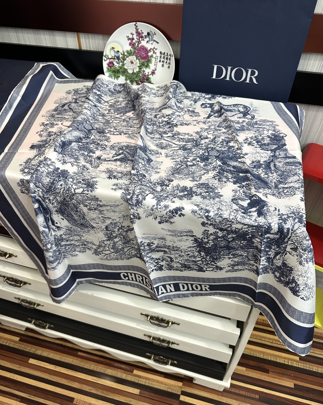 Dior 印花方巾 2026【18姆米双面同色】[庆祝]Sauvage 茹伊印花这款方巾以经典的 Sau