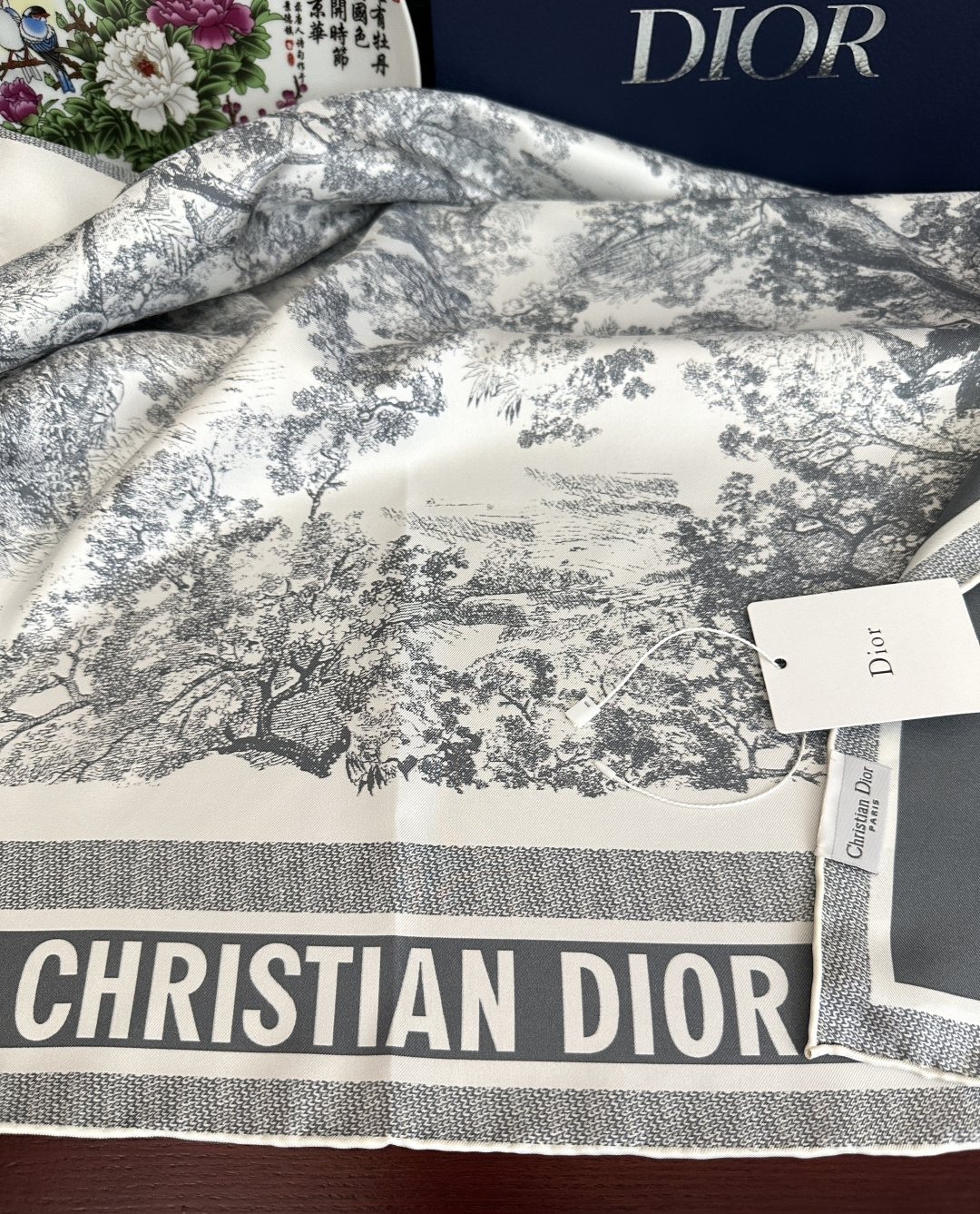 Dior 印花方巾 2026【18姆米双面同色】[庆祝]Sauvage 茹伊印花这款方巾以经典的 Sau