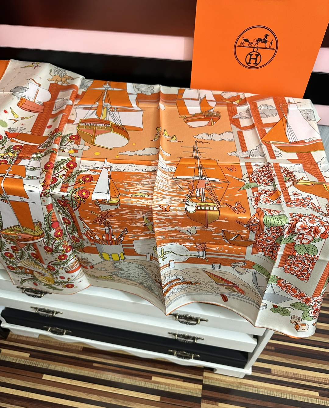 新款。HERMES 2026官网同步 【诗意遨游】[太阳]精致卷边[嘴唇]品质感很显好[得意]好搭到上瘾