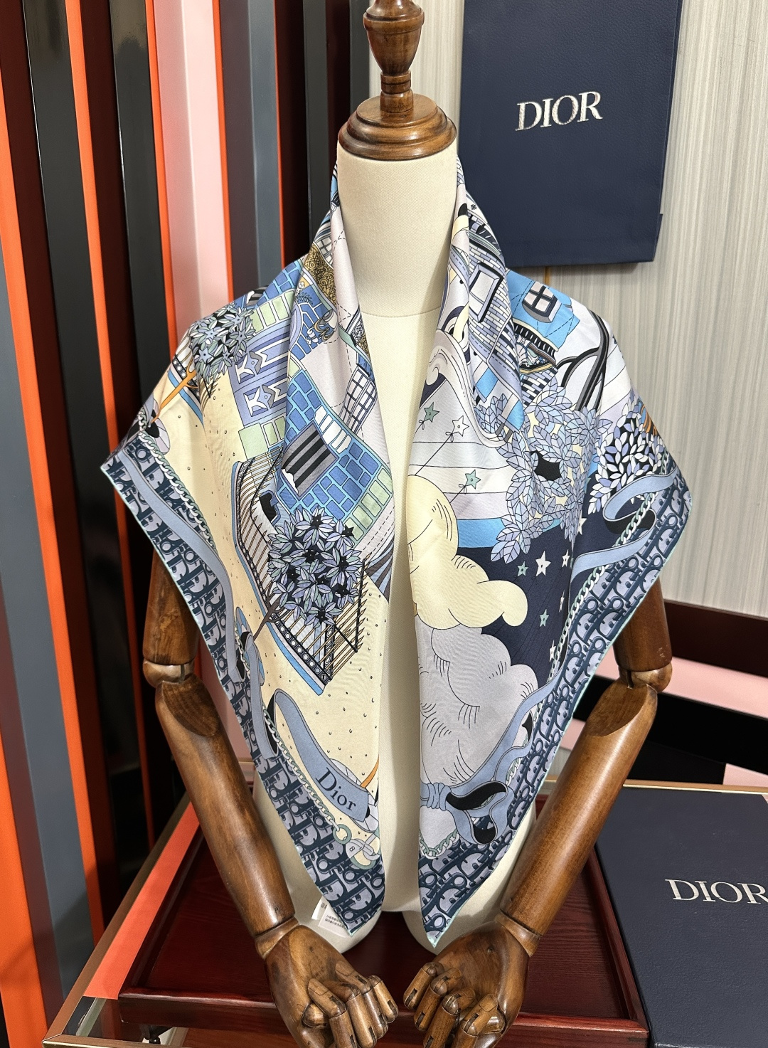 上新 高版本Dior2026最新款 这款方巾饰以 Christian 印花[嘴唇]点缀以充满诗情画意的 