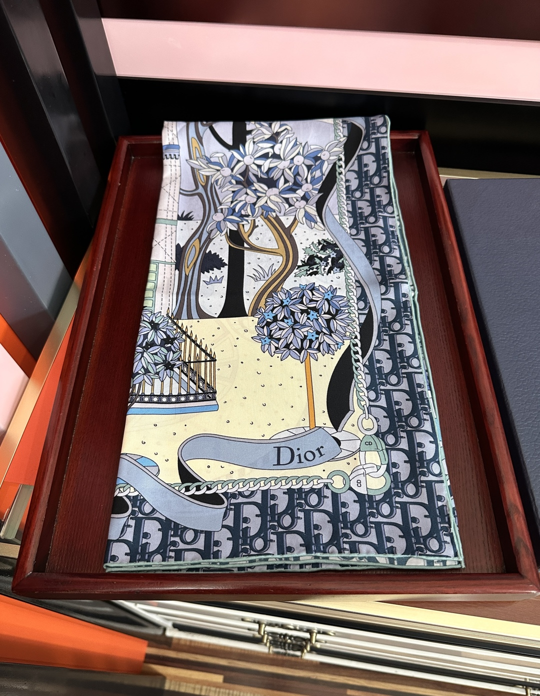 上新 高版本Dior2026最新款 这款方巾饰以 Christian 印花[嘴唇]点缀以充满诗情画意的 