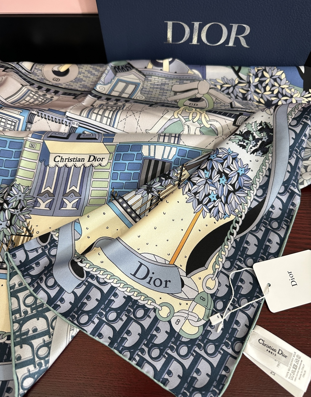 上新 高版本Dior2026最新款 这款方巾饰以 Christian 印花[嘴唇]点缀以充满诗情画意的 