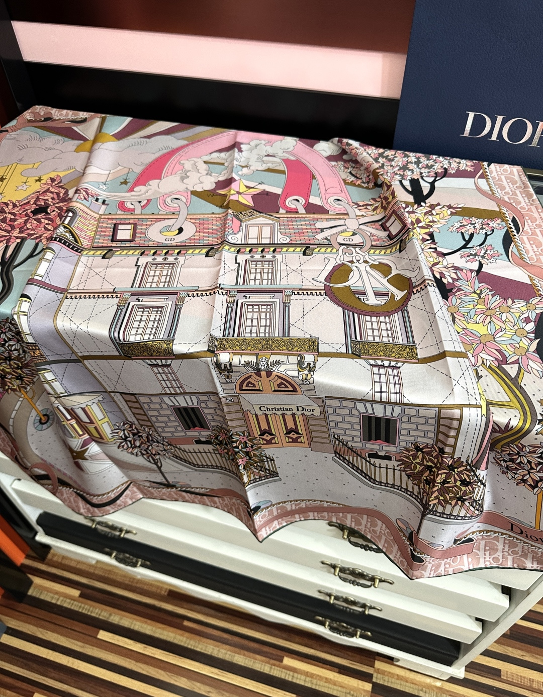 上新 高版本Dior2026最新款 这款方巾饰以 Christian 印花[嘴唇]点缀以充满诗情画意的 