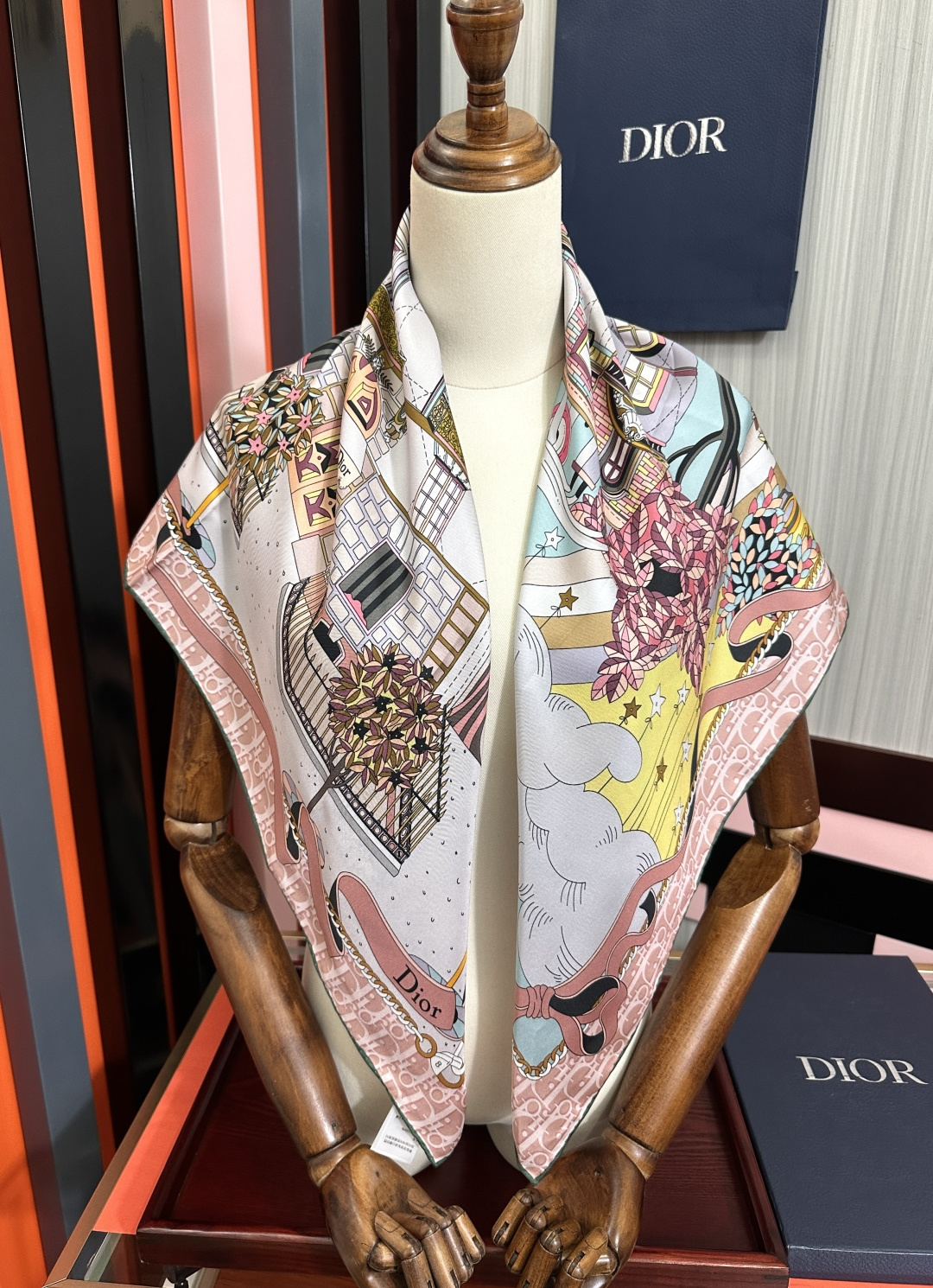 上新 高版本Dior2026最新款 这款方巾饰以 Christian 印花[嘴唇]点缀以充满诗情画意的 
