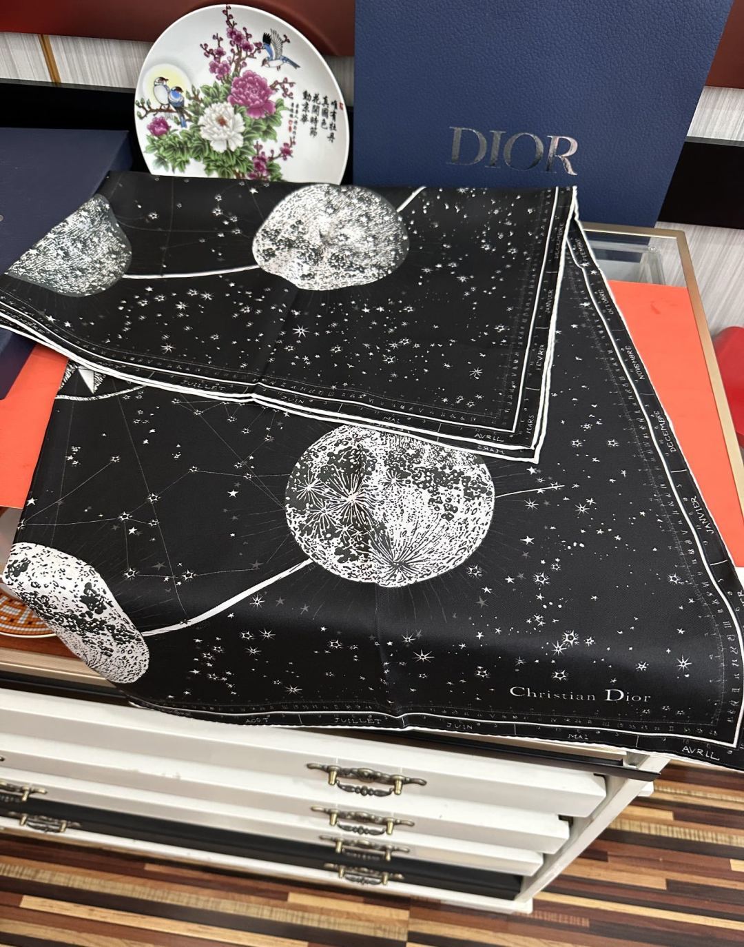 新款Dior 【星座系列】2026新款💦丝印花方巾是发布秀的款式[庆祝]Zodiac 印花[玫瑰]展示对