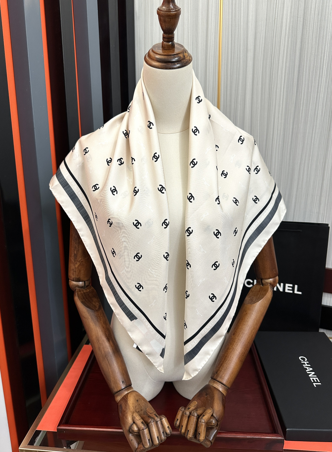 新款[發]CHANEL 官网同步【双面同色蝴蝶结🎀】18姆米 2026新品方巾必须征服它今年丝巾的戴法[