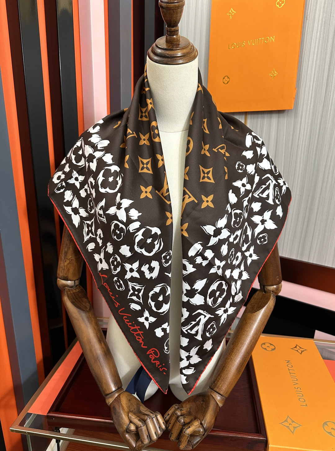 2011新款 高版本L V   ZG同步双面同色[庆祝]“L家”90藏方巾通过别致的经典色彩向原创设计致