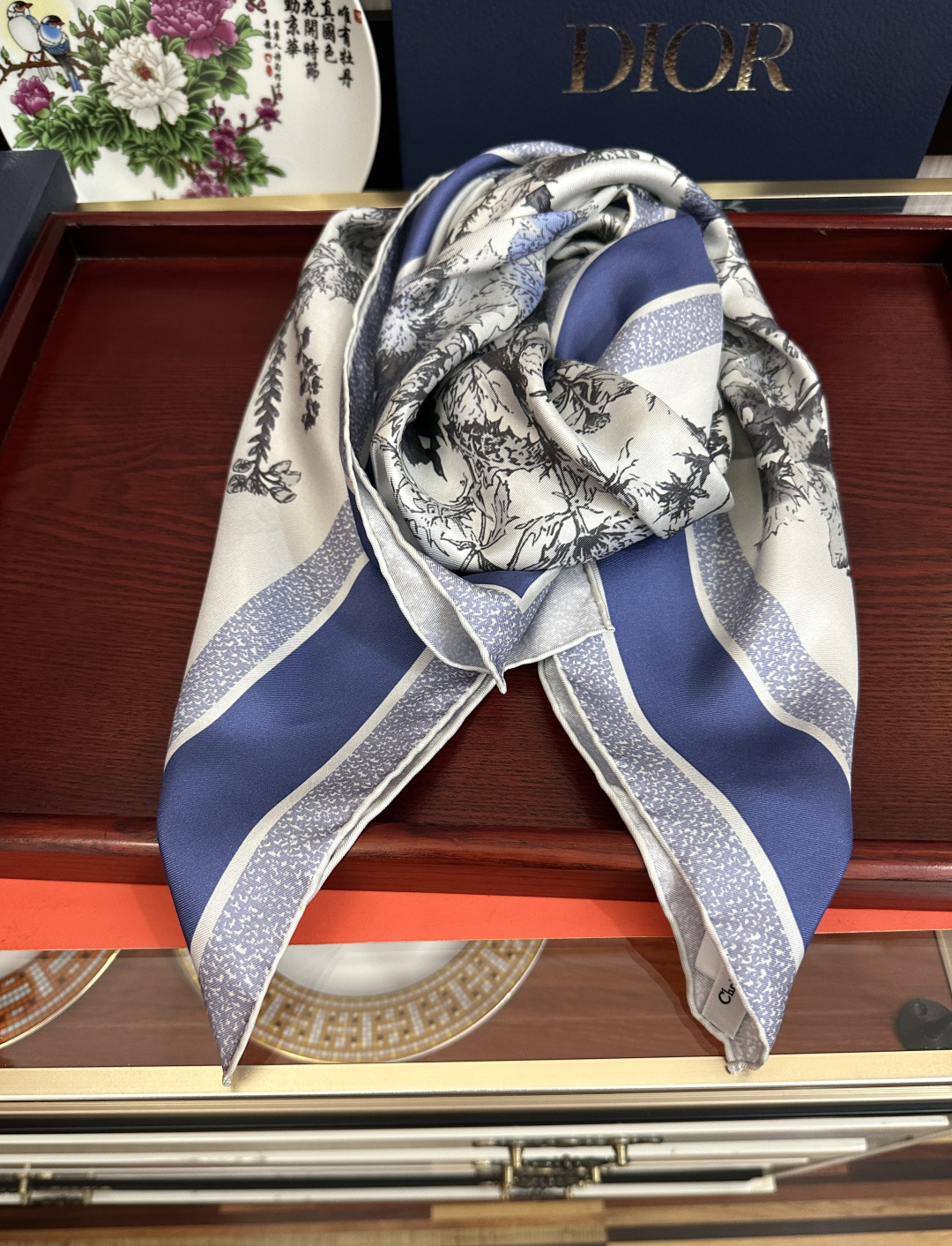 高版本Dior Chardons 图案印花[玫瑰]展示象征着保护、韧性和自由的苏格兰国花[得意]采用白色
