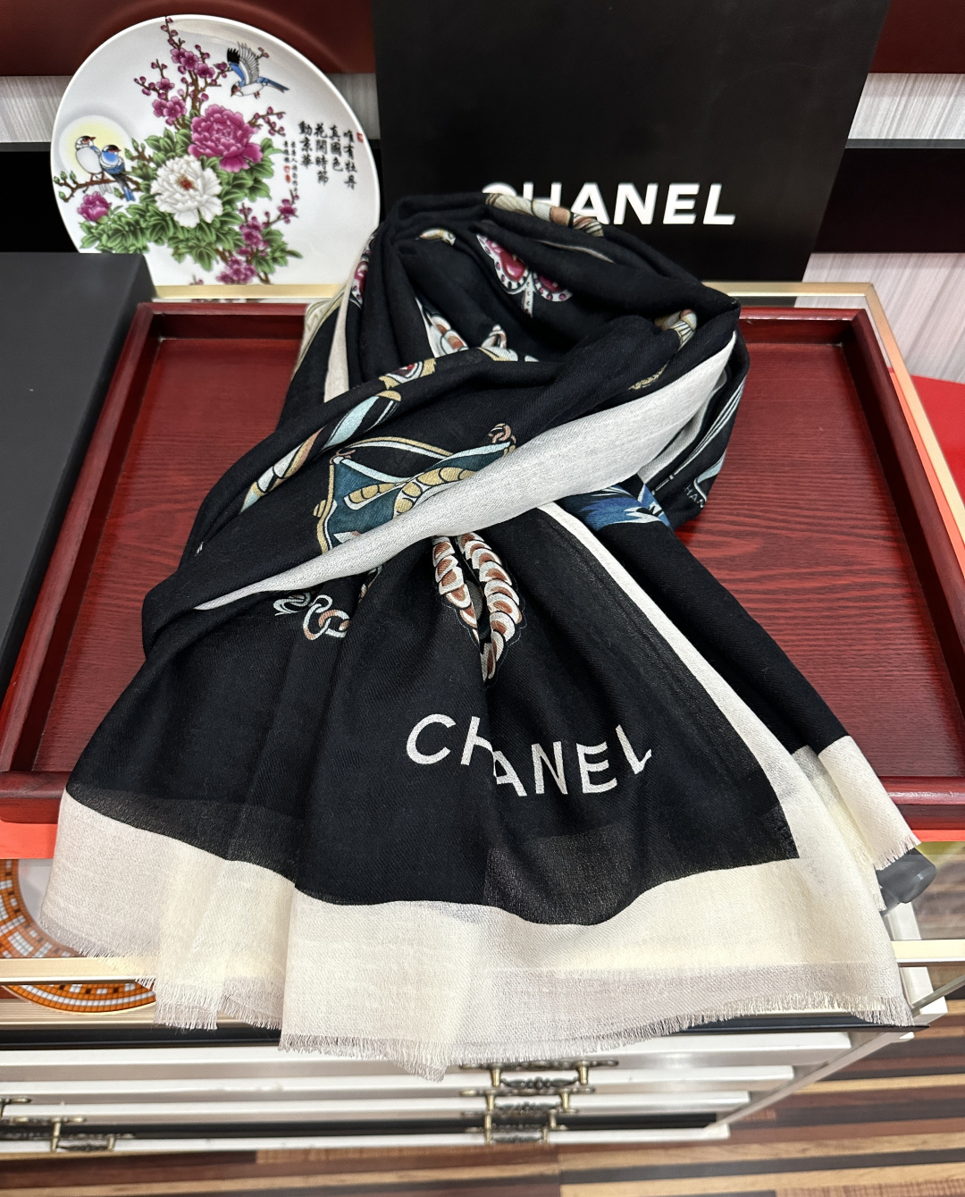 上新 小香，2026最新款‼️真心赞👍【双面戒指绒长巾】😘💍实物真心美 🎀披肩配以印花💓💃🏻无论设计喷绘