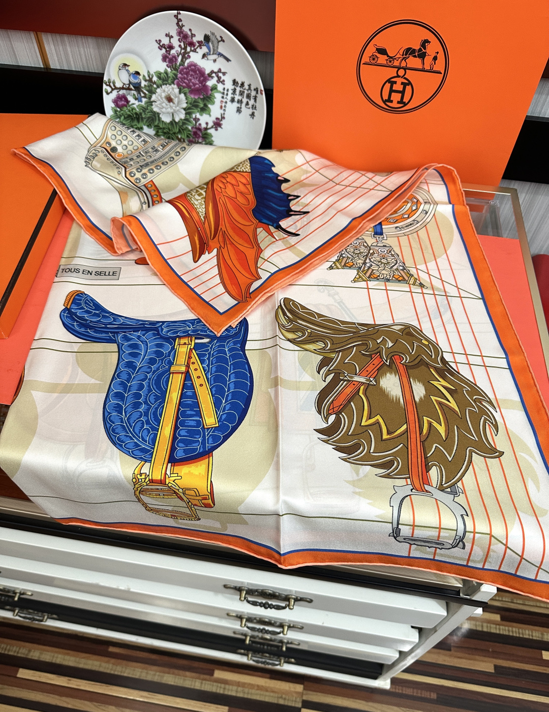 2011HERMES 【鞍上世界】[太阳]精致卷边[嘴唇]太美了品质感很显好[得意]好搭到上瘾的丝巾[色