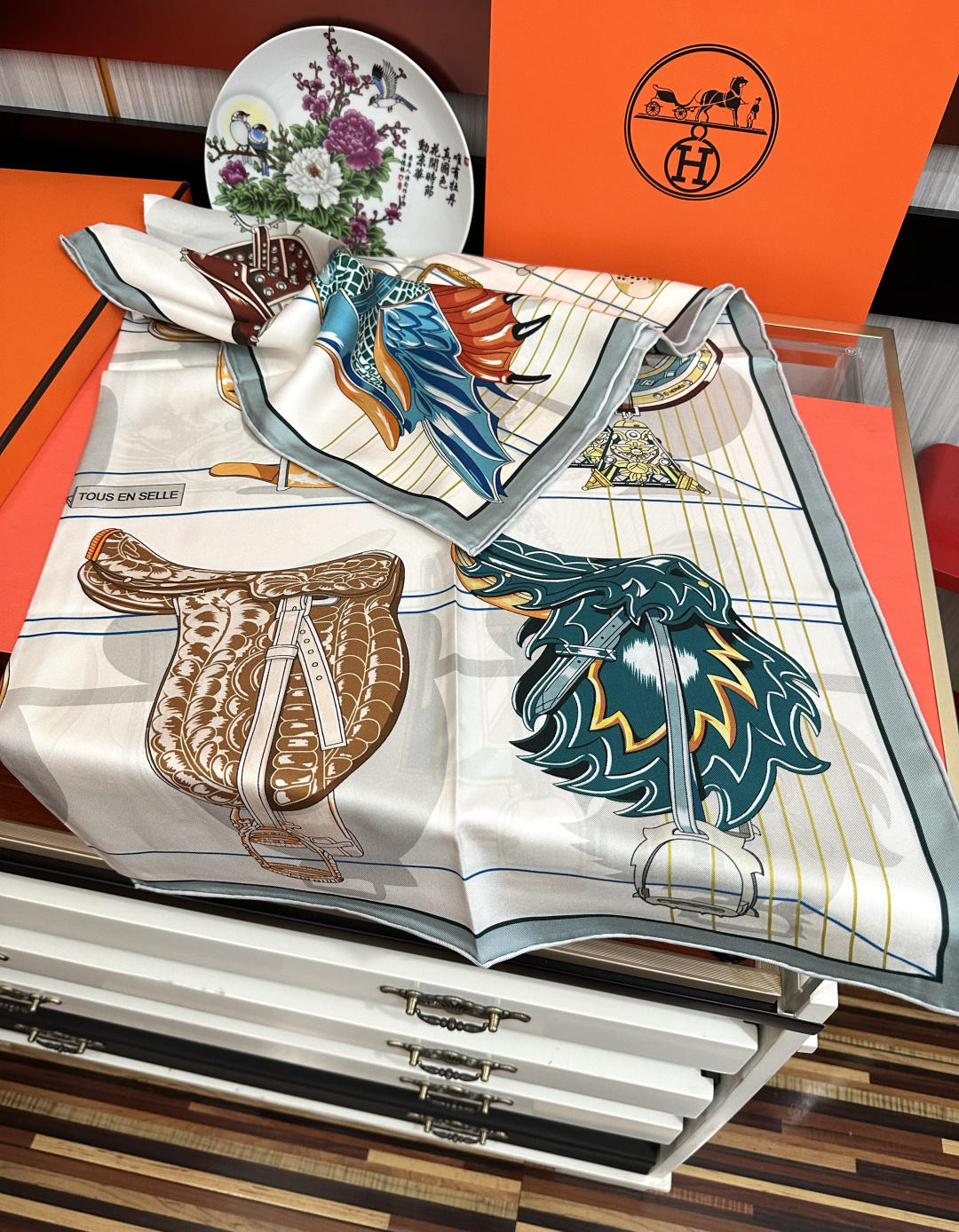 2011HERMES 【鞍上世界】[太阳]精致卷边[嘴唇]太美了品质感很显好[得意]好搭到上瘾的丝巾[色
