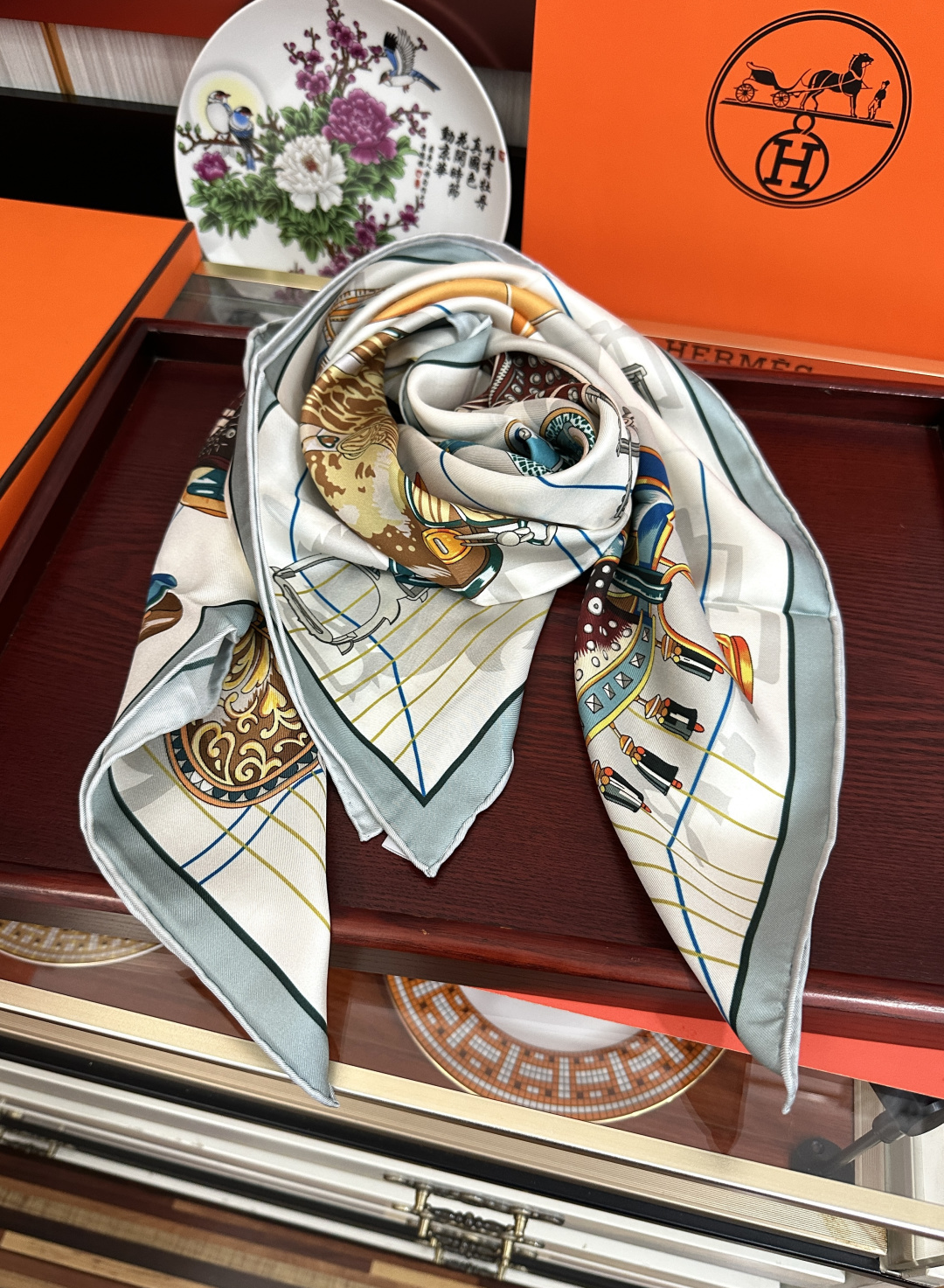 2011HERMES 【鞍上世界】[太阳]精致卷边[嘴唇]太美了品质感很显好[得意]好搭到上瘾的丝巾[色