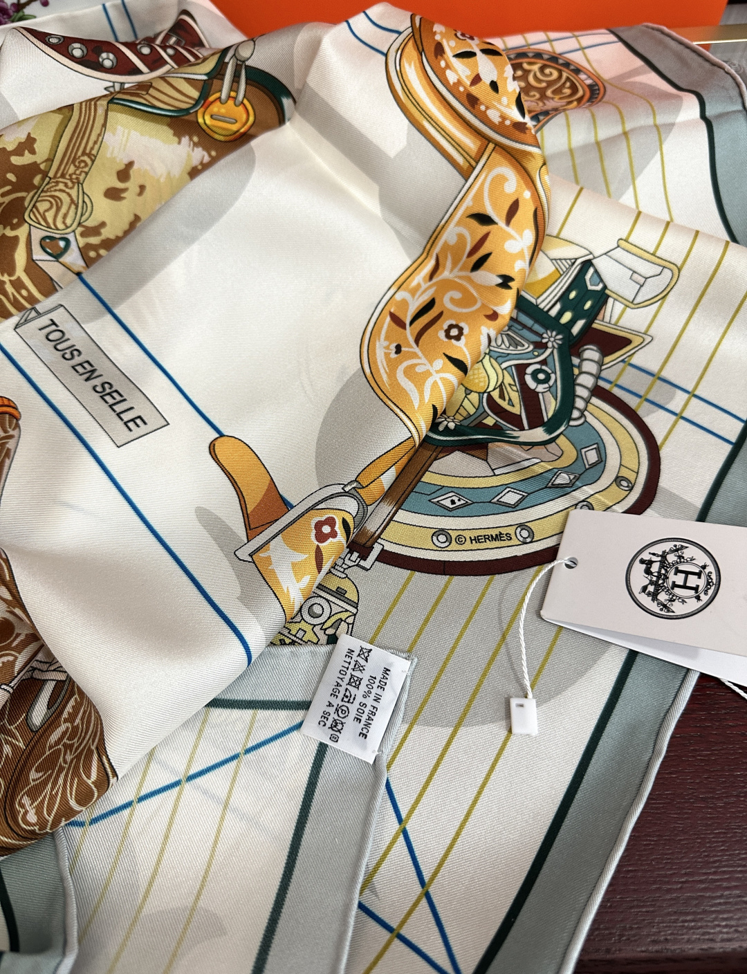 2011HERMES 【鞍上世界】[太阳]精致卷边[嘴唇]太美了品质感很显好[得意]好搭到上瘾的丝巾[色