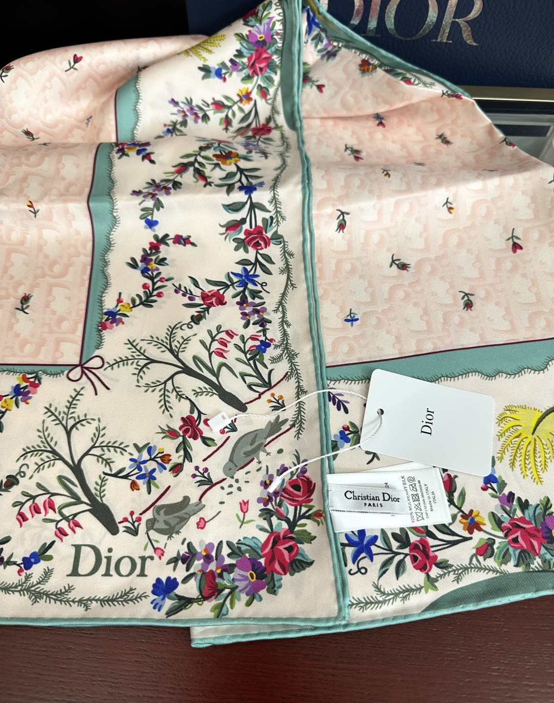🔥上新 高版本Dior [太阳]ZG2026最新款方巾饰以 Christian 印花[嘴唇]点缀以充满诗