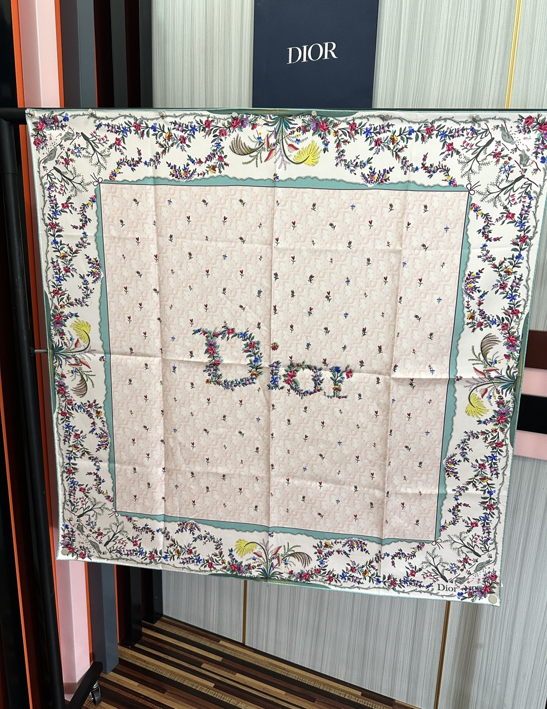 🔥上新 高版本Dior [太阳]ZG2026最新款方巾饰以 Christian 印花[嘴唇]点缀以充满诗