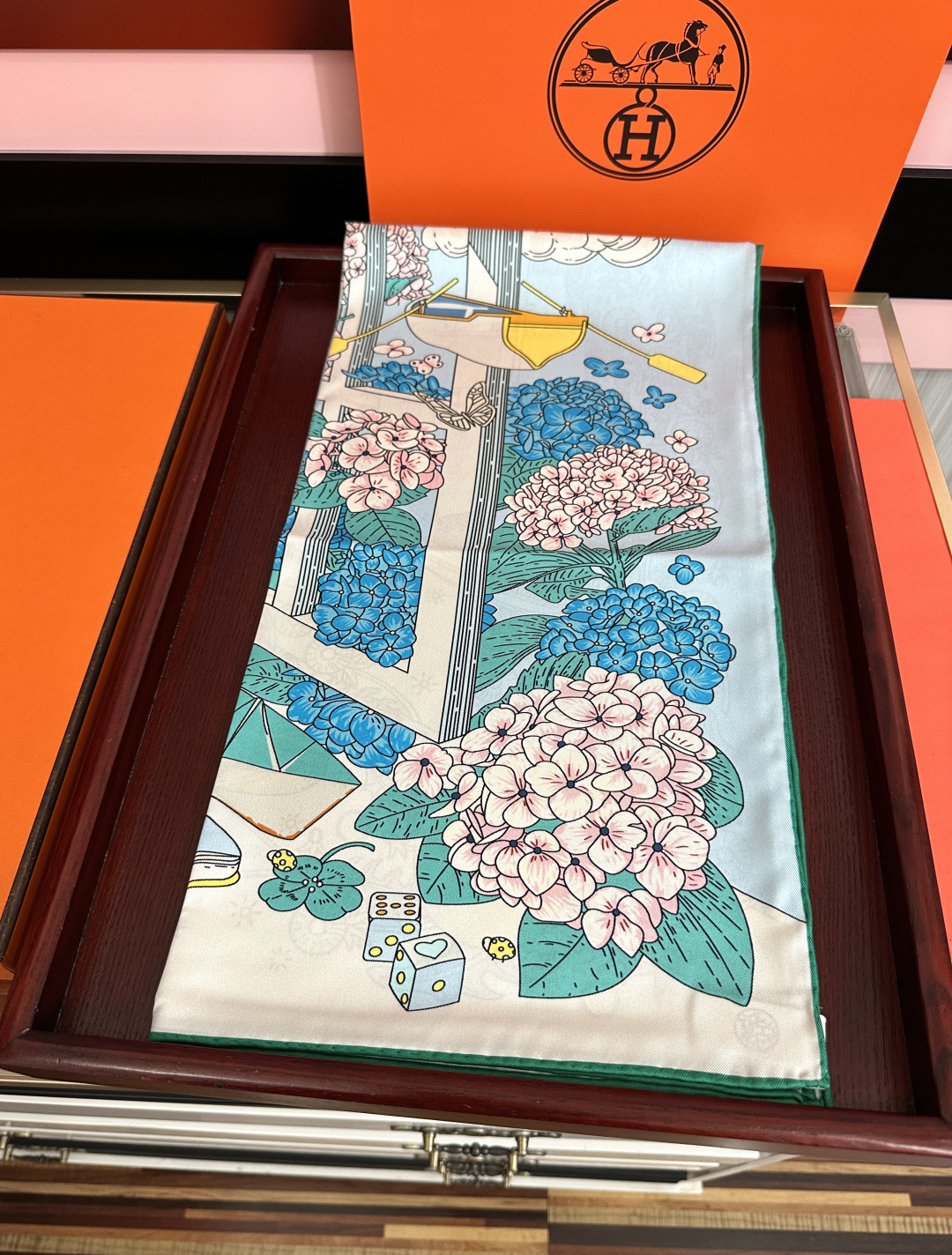 新款🔥HERMES 2026官网同步 【诗意遨游】[太阳]精致卷边[嘴唇]品质感很显好[得意]好搭到上瘾的丝巾[色]带着