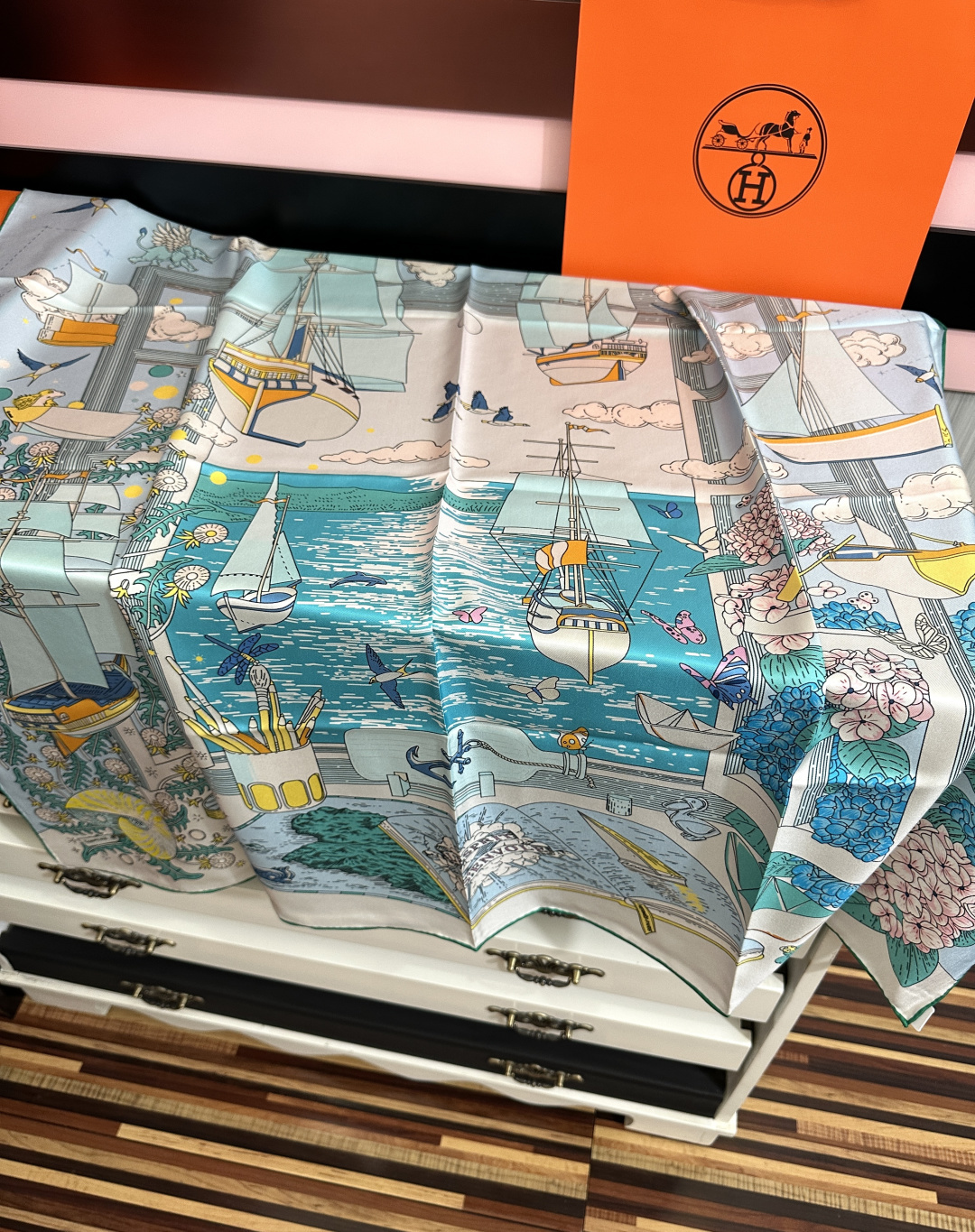 新款🔥HERMES 2026官网同步 【诗意遨游】[太阳]精致卷边[嘴唇]品质感很显好[得意]好搭到上瘾的丝巾[色]带着