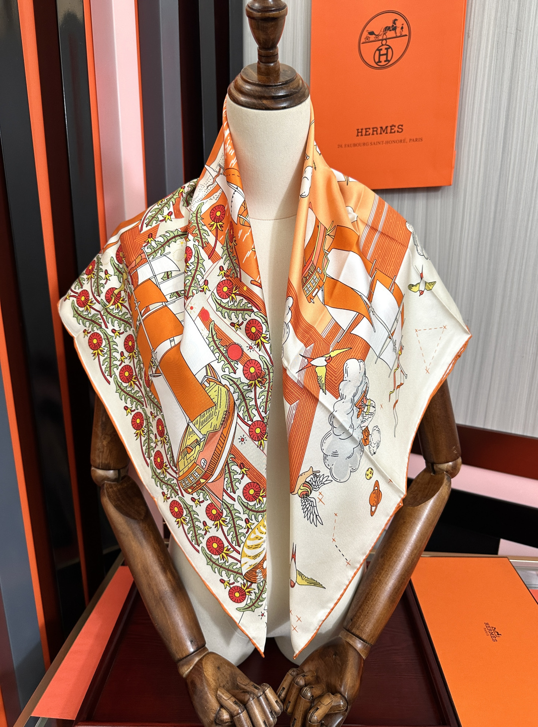 新款🔥HERMES 2026官网同步 【诗意遨游】[太阳]精致卷边[嘴唇]品质感很显好[得意]好搭到上瘾的丝巾[色]带着