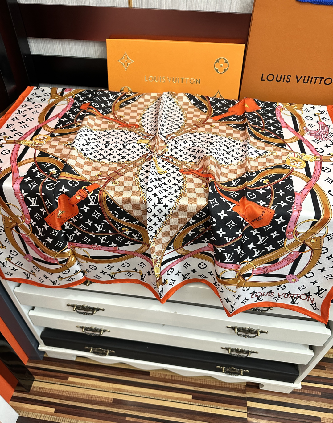 🔥 2081高版本LV 官网同步👍太美了[庆祝]Flower And StraPs 真丝方巾以瞩目笔触彰