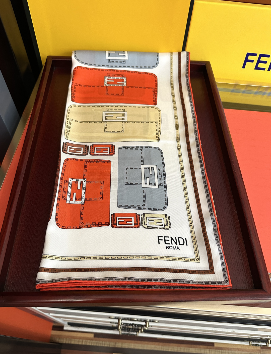 🔥高版本FENDI[庆祝]2026本年度最好看的丝巾没有之一了👍满身印有不同尺寸的米色和棕色标志性F B