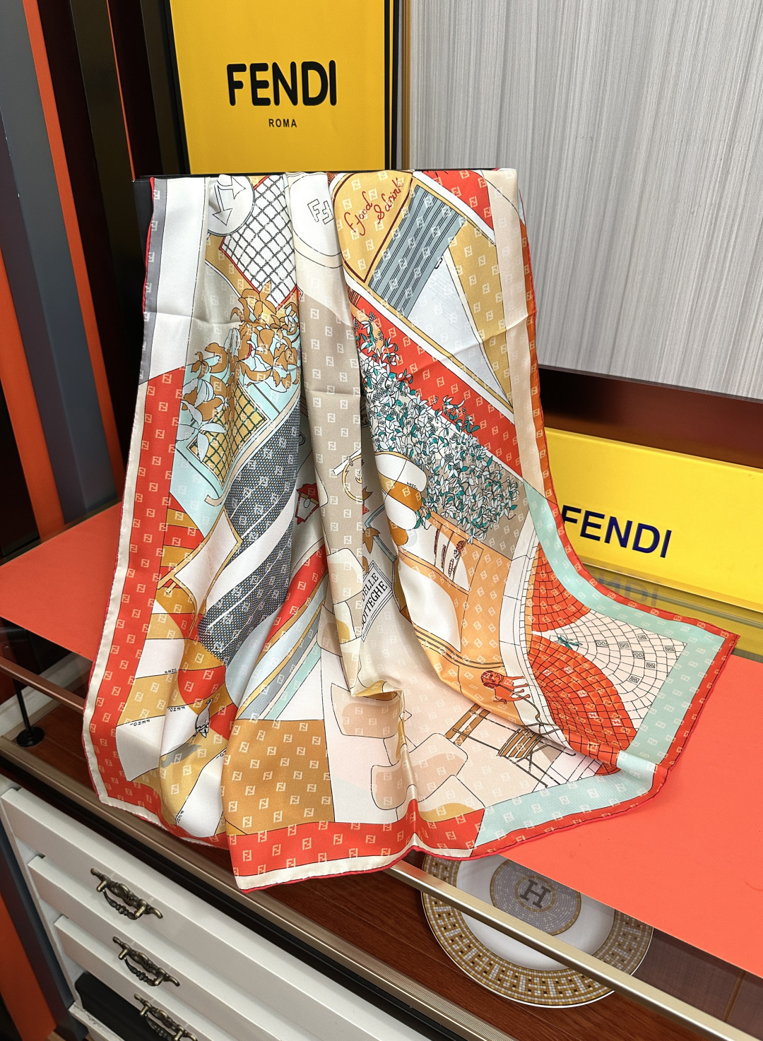 🔥新款2026Fendi 围巾 采用定制的“Walking around Rome”图案[庆祝]灵感源自
