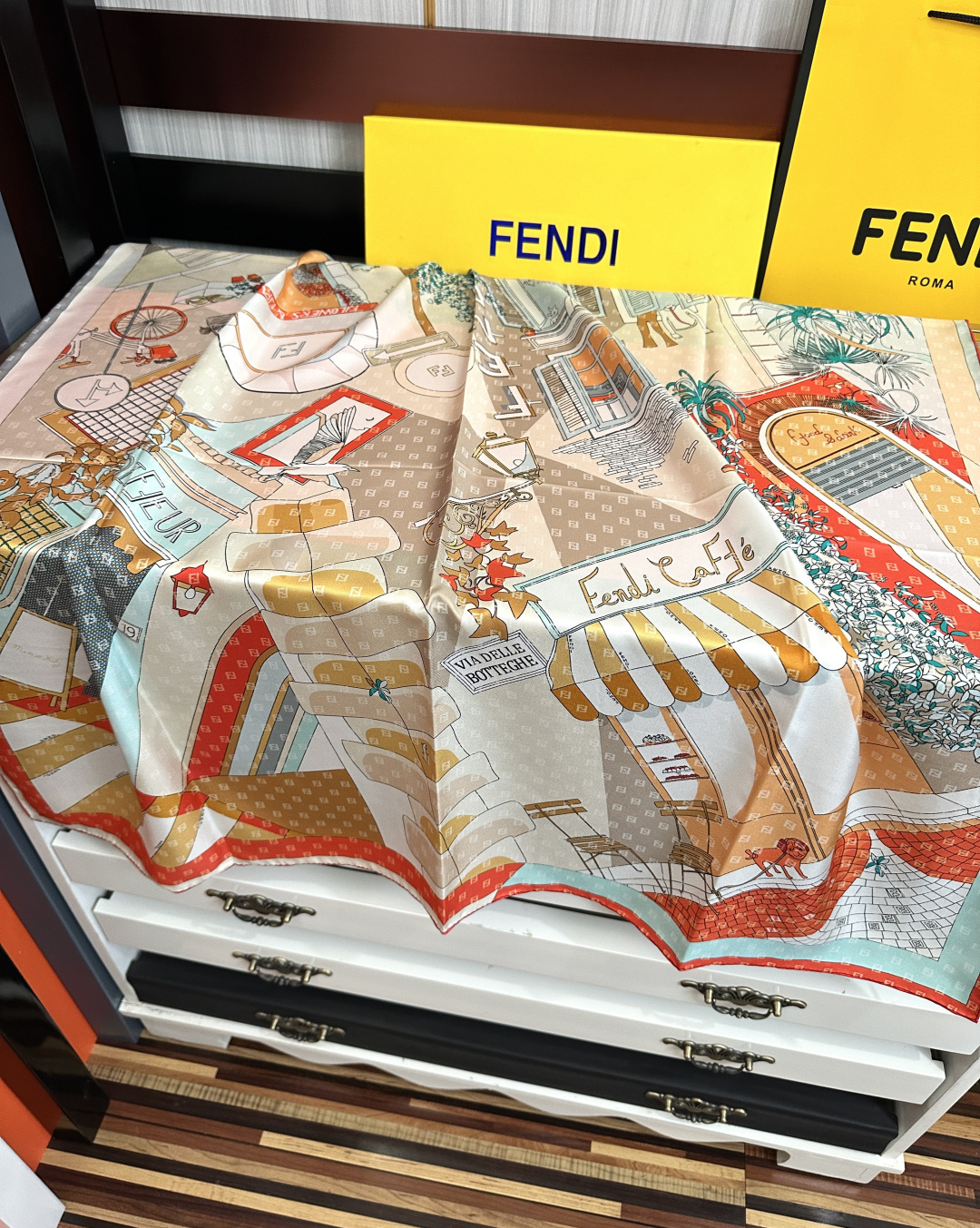 🔥新款2026Fendi 围巾 采用定制的“Walking around Rome”图案[庆祝]灵感源自