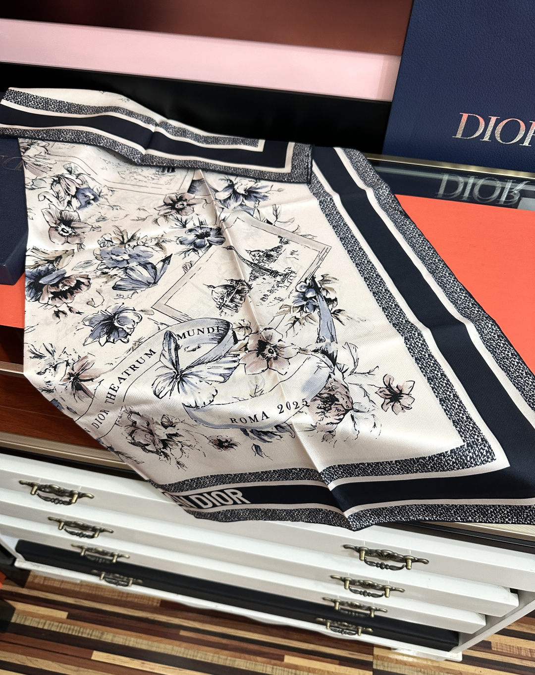 🔥新款 Dior 26最新款官网同步[庆祝]以优雅而诗意的设计全新演绎主题[玫瑰]采用白色和淡粉色桑蚕丝