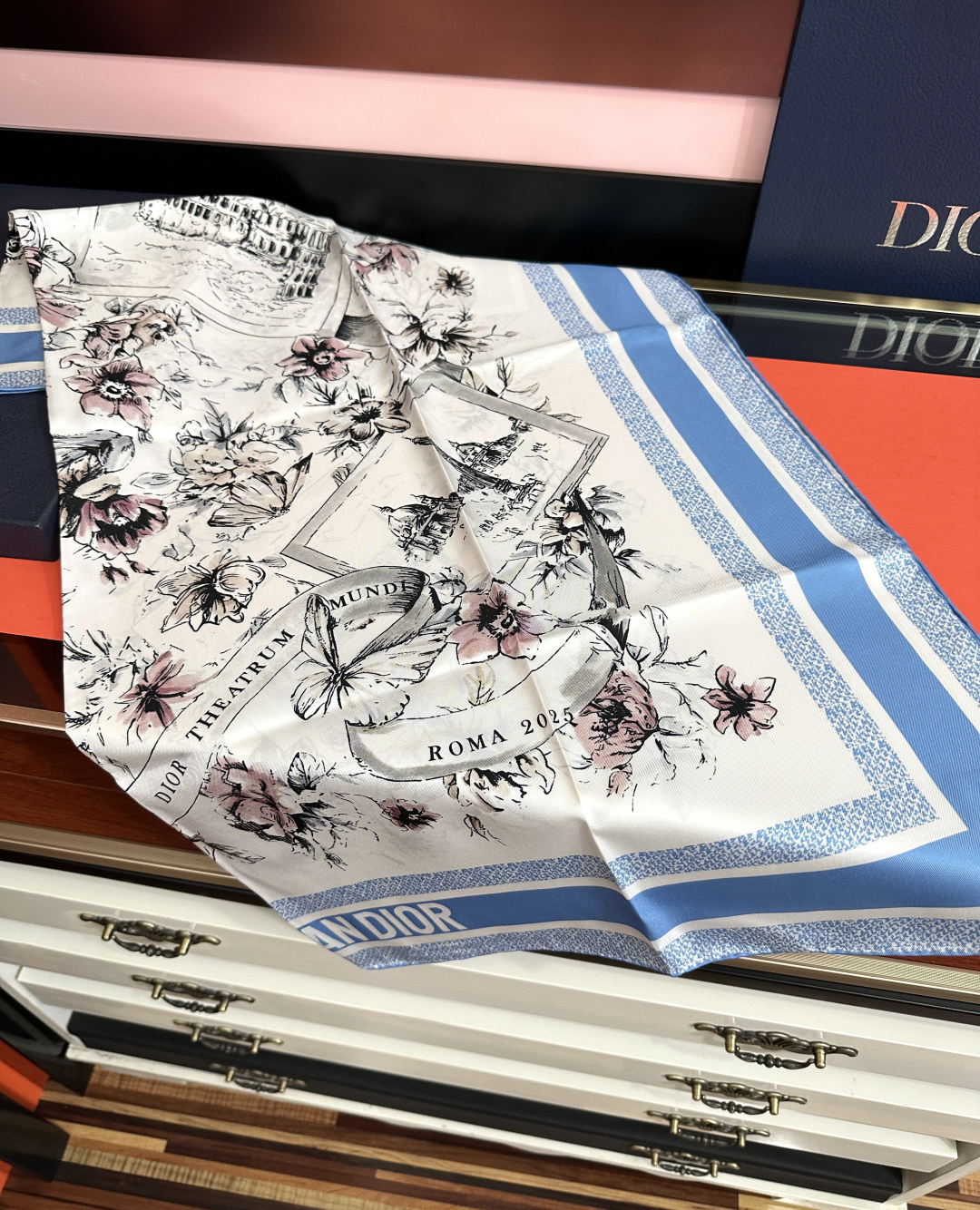 🔥新款 Dior 26最新款官网同步[庆祝]以优雅而诗意的设计全新演绎主题[玫瑰]采用白色和淡粉色桑蚕丝