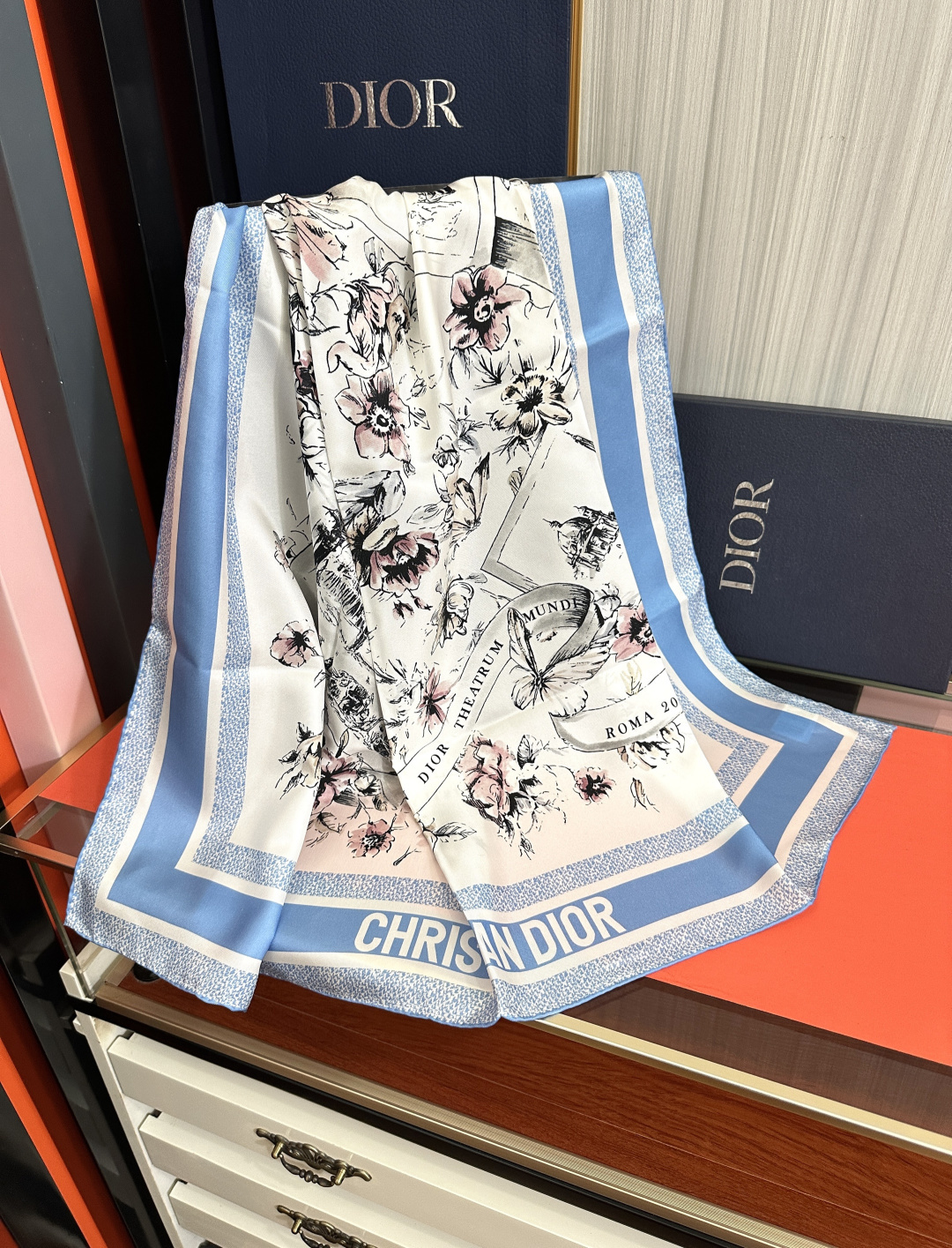 🔥新款 Dior 26最新款官网同步[庆祝]以优雅而诗意的设计全新演绎主题[玫瑰]采用白色和淡粉色桑蚕丝