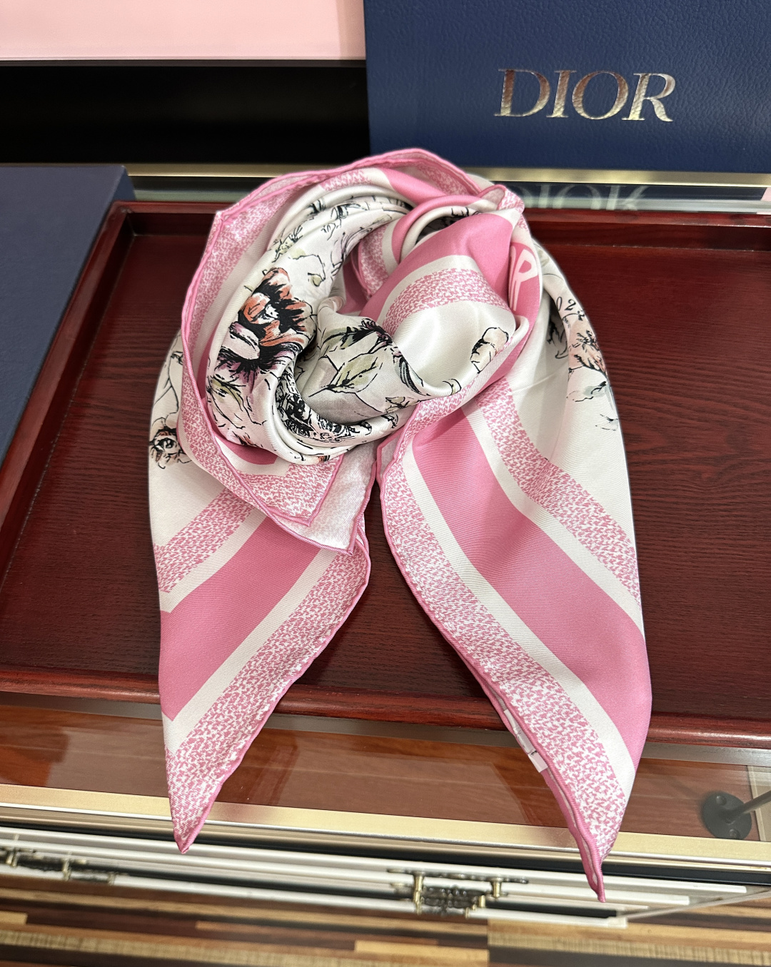 🔥新款 Dior 26最新款官网同步[庆祝]以优雅而诗意的设计全新演绎主题[玫瑰]采用白色和淡粉色桑蚕丝