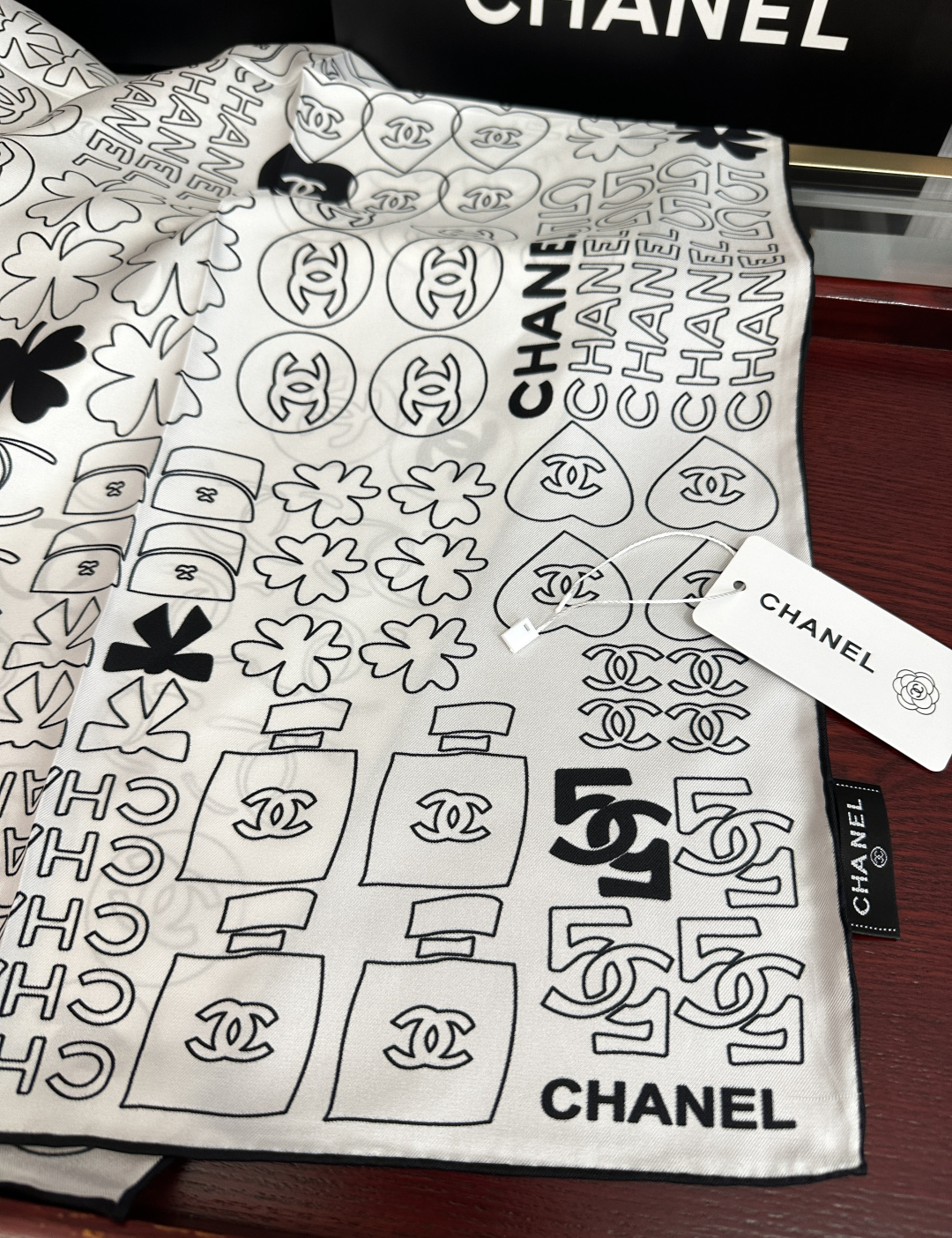 🔥高版本 香奈儿 【5号香水瓶】👍香奶奶永远都是比较经典[發]一条印有5号香水瓶跟四叶草交织图案巧妙搭配