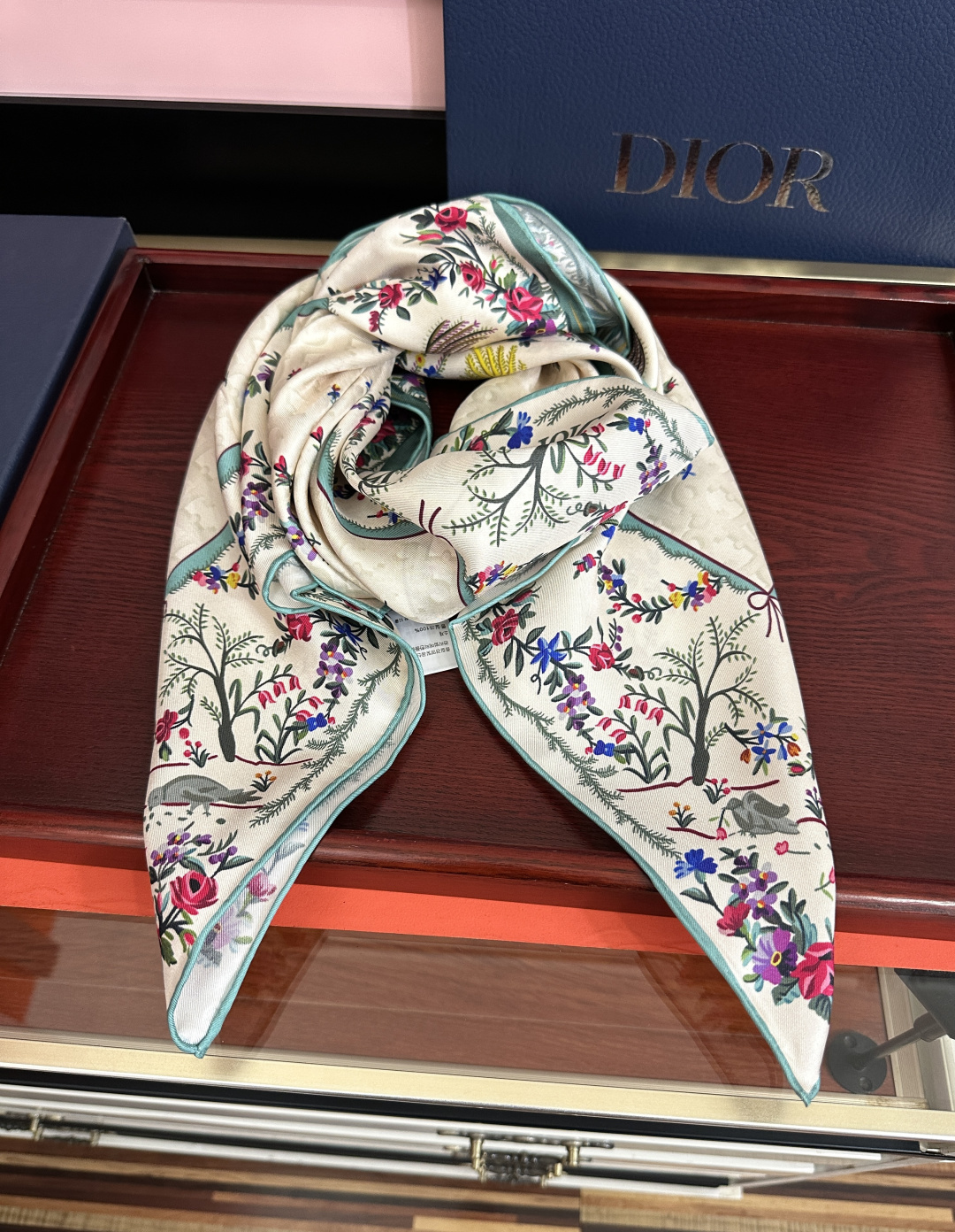 🔥上新 高版本Dior [太阳]ZG2026最新款方巾饰以 Christian 印花[嘴唇]点缀以充满诗