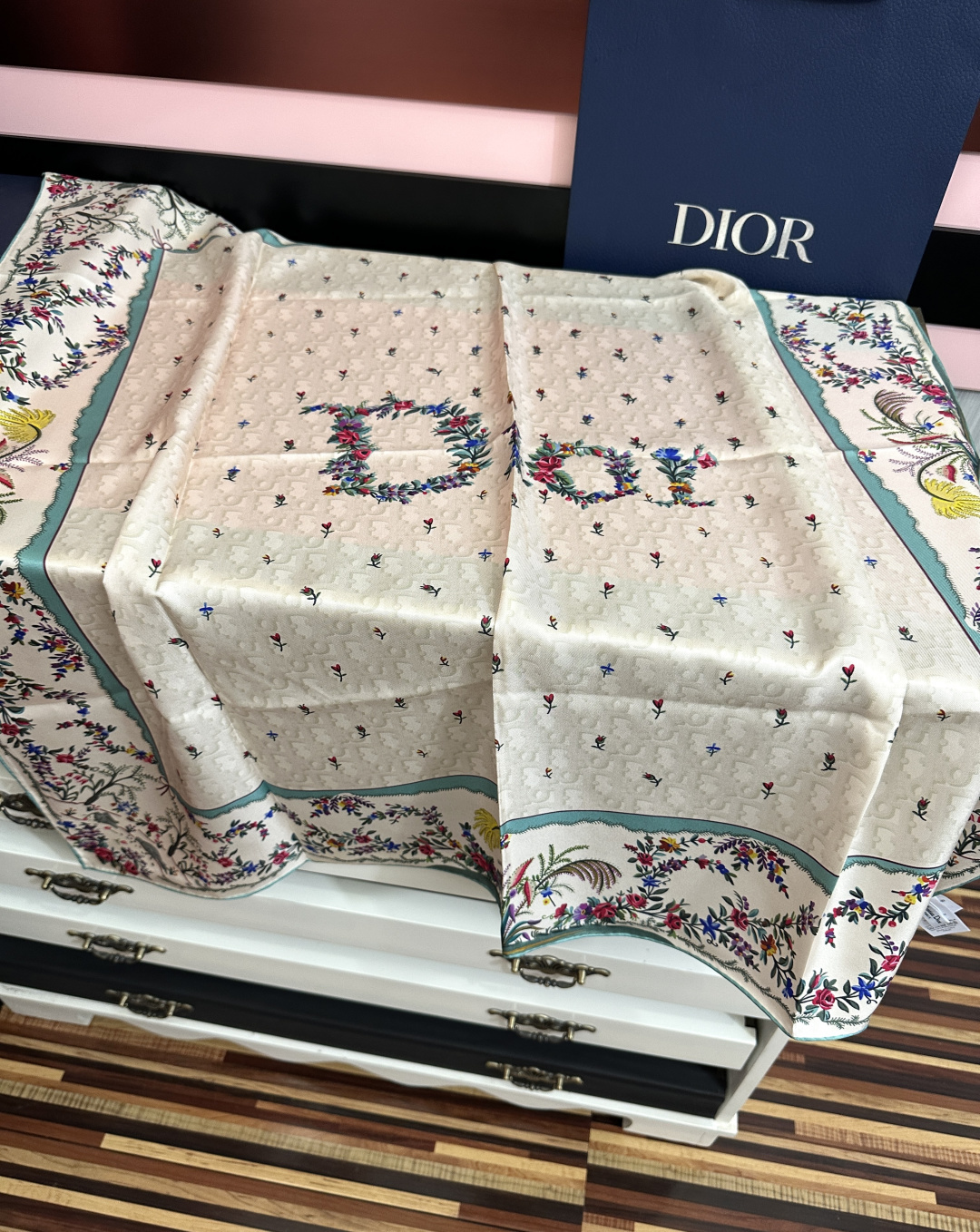 🔥上新 高版本Dior [太阳]ZG2026最新款方巾饰以 Christian 印花[嘴唇]点缀以充满诗
