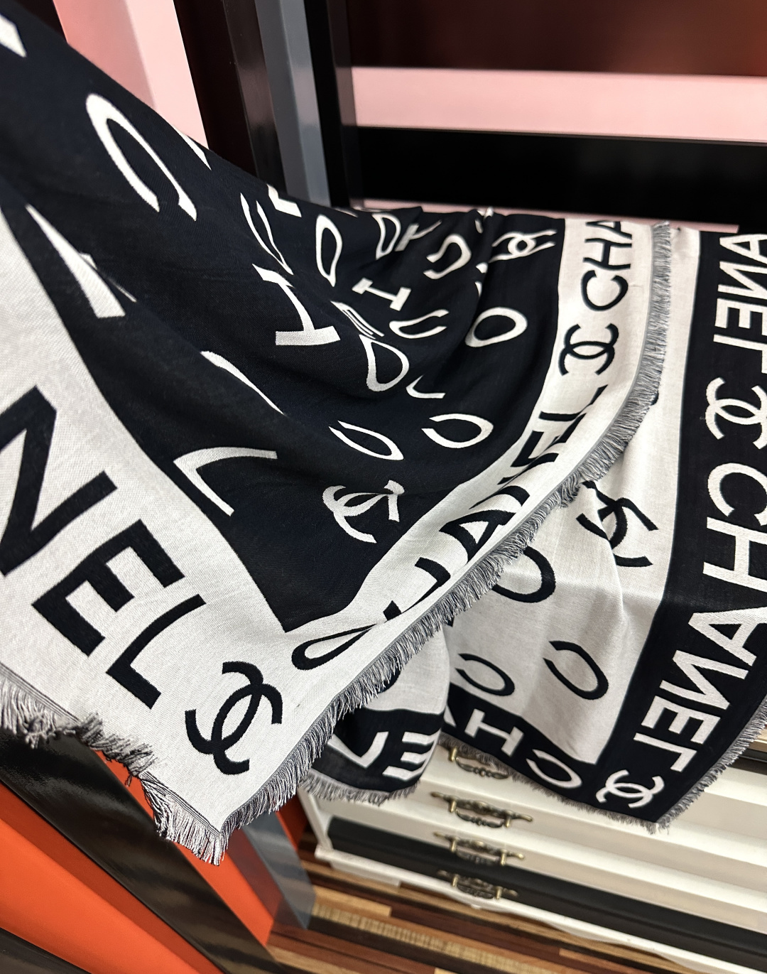 🔥小香大字母双层提花 宝藏单品🤩标志性设计,简洁字母Logo,混纺面料轻盈柔软,丝滑有坠感,四季皆宜,既 🔥小香大字母双层提花 宝藏单品🤩标志性设计,简洁字母Logo,混纺面料轻盈柔软,丝滑有坠感,四季皆宜,既