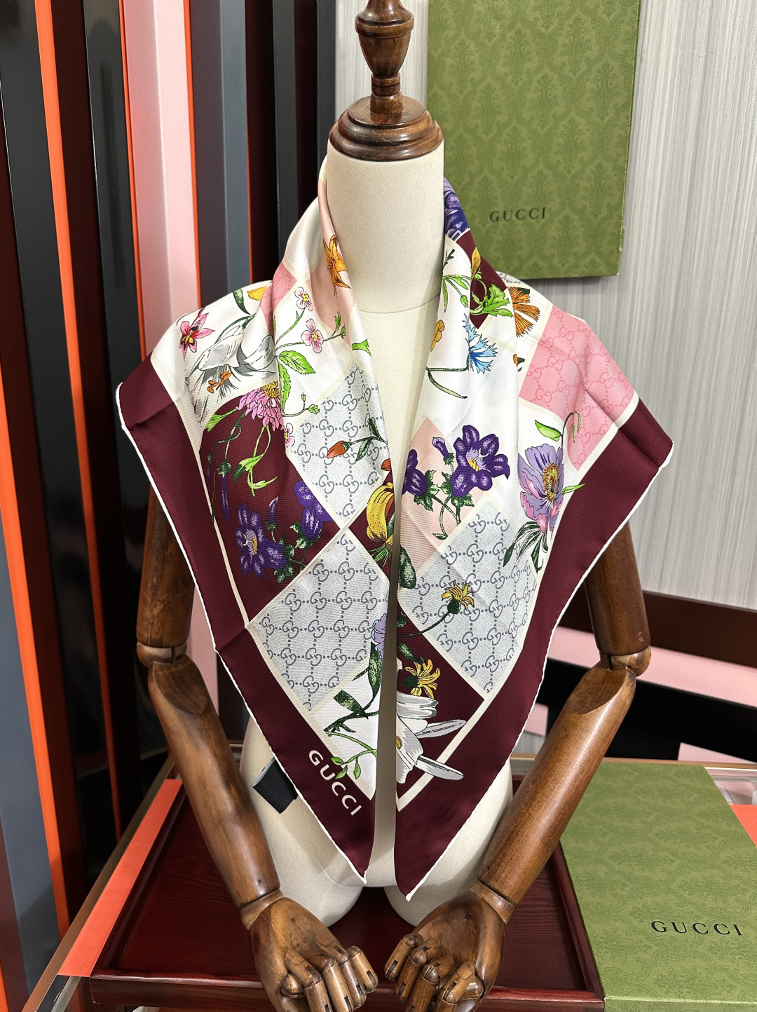 🔥新款Gucci 2026印花双面同色桑品牌桑蚕丝配饰系列秉承经典[强]以华贵材质、精湛工艺与清新色调焕
