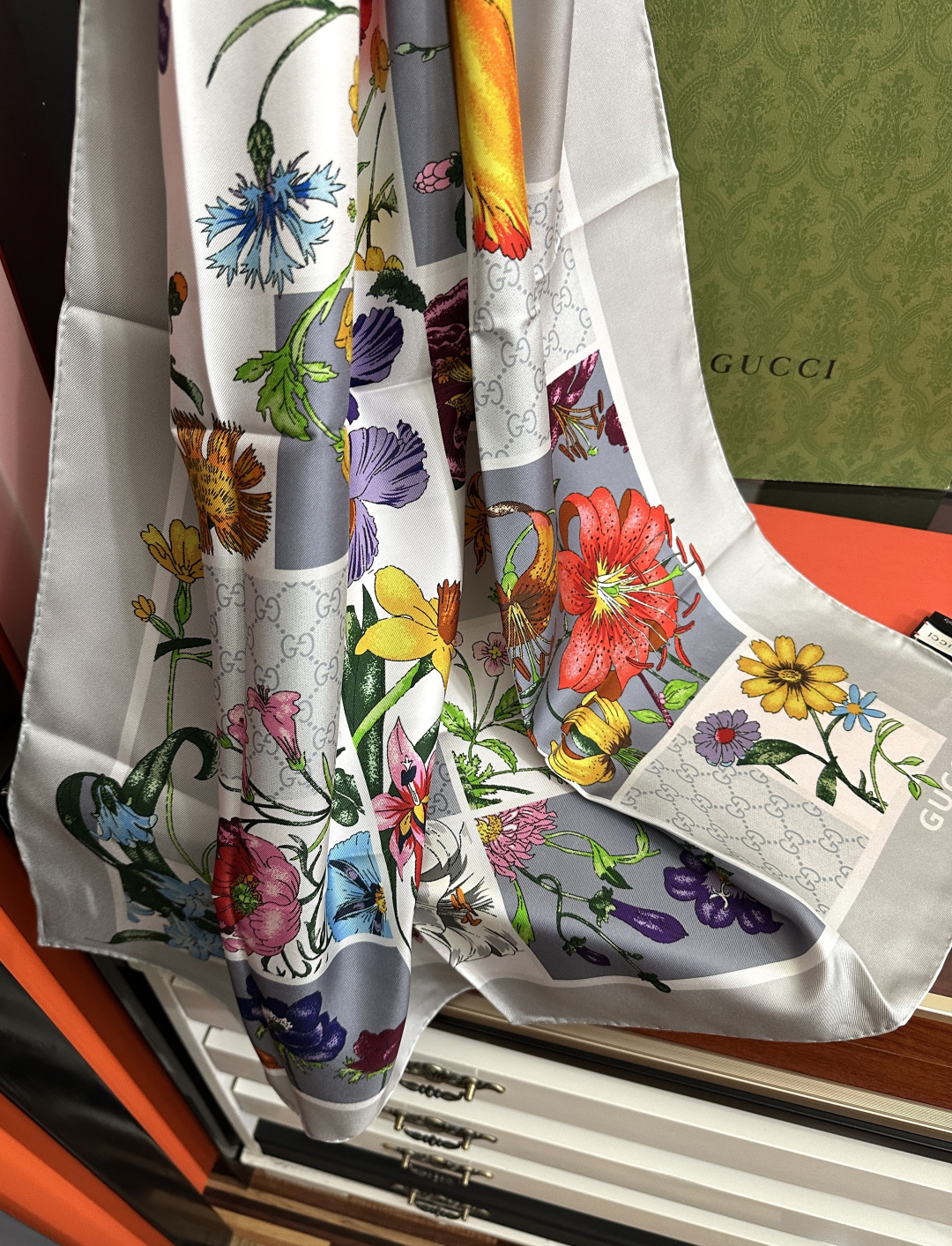 🔥新款Gucci 2026印花双面同色桑品牌桑蚕丝配饰系列秉承经典[强]以华贵材质、精湛工艺与清新色调焕