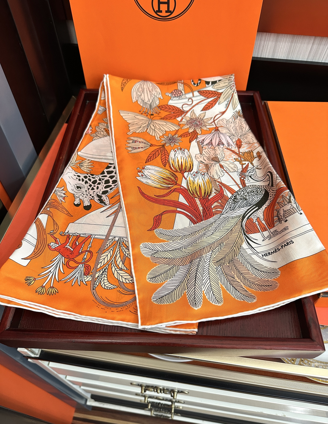 高版本🔥HERMES 2026【珍奇乐园】[太阳]精致卷边[嘴唇]品质感很显好[得意]好搭到上瘾的丝巾[
