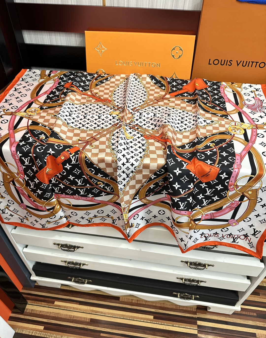 🔥 2081高版本LV 官网同步👍太美了[庆祝]Flower And StraPs 真丝方巾以瞩目笔触彰