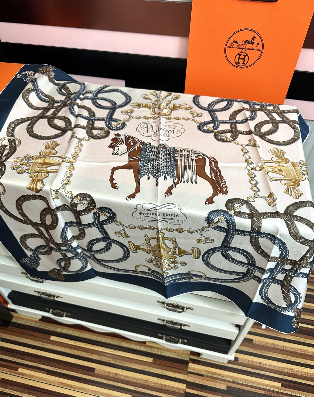 新款爱马仕【鞍马】太美了[太阳]精致卷边[嘴唇]品质感很显好[得意]好搭到上瘾的丝巾[色]带着不显山不露