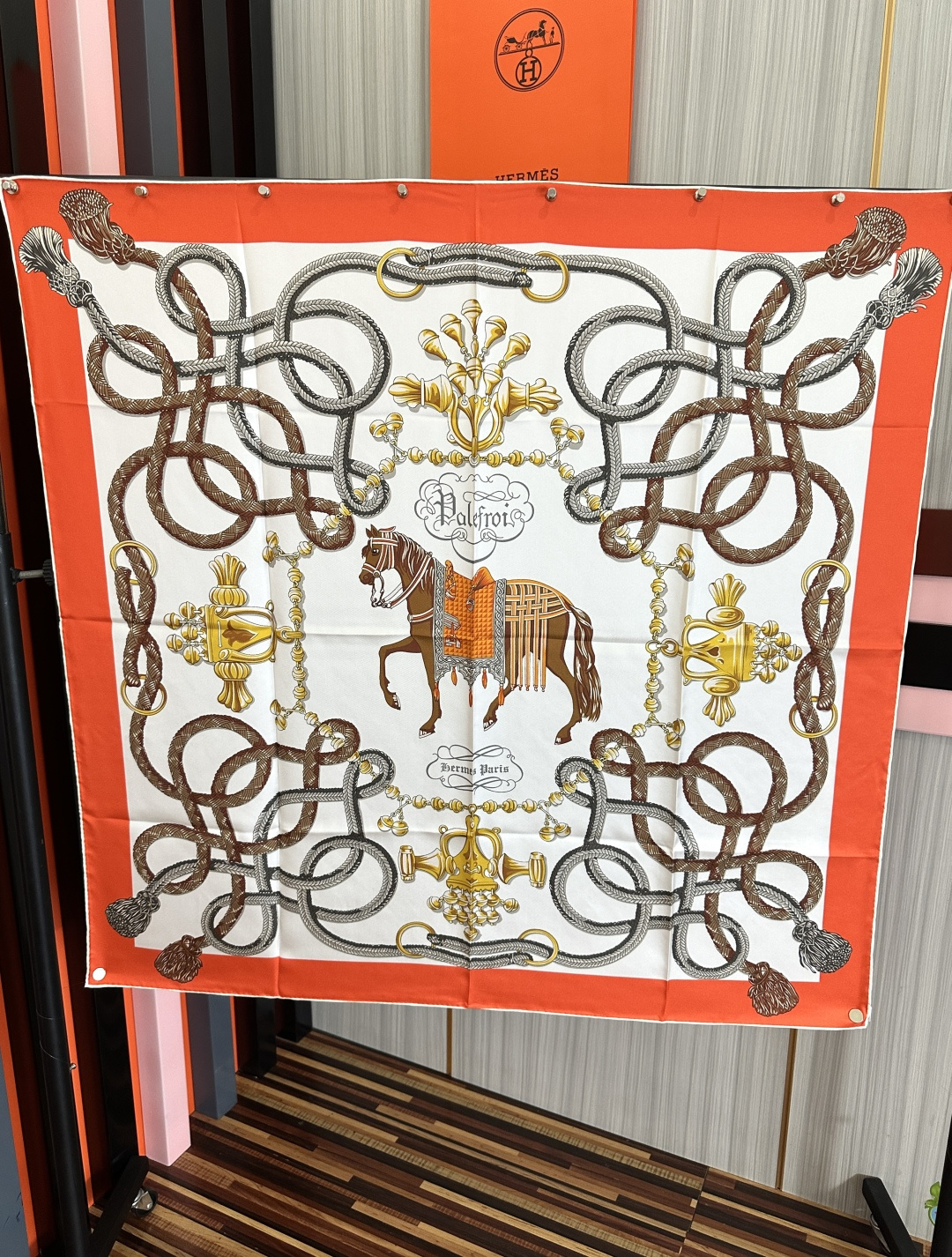 新款爱马仕【鞍马】太美了[太阳]精致卷边[嘴唇]品质感很显好[得意]好搭到上瘾的丝巾[色]带着不显山不露