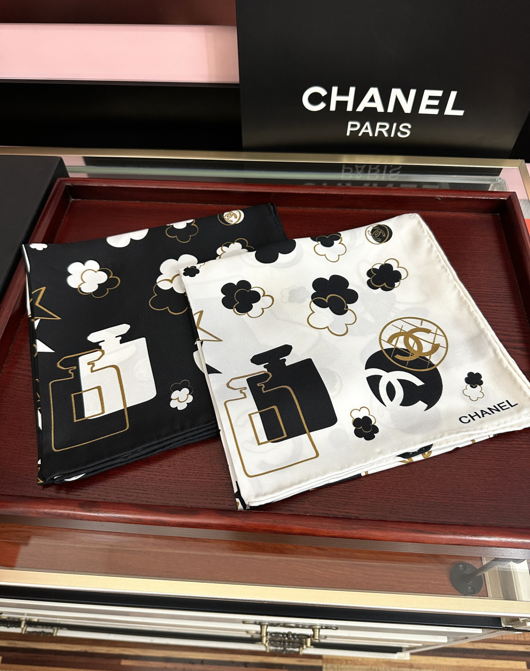 香奈儿【香水瓶涂鸦系列】精致款边 永远都是那么经典[發]『▪️落入安稳，经典宇宙情人』香粉欢喜时刻[嘴唇