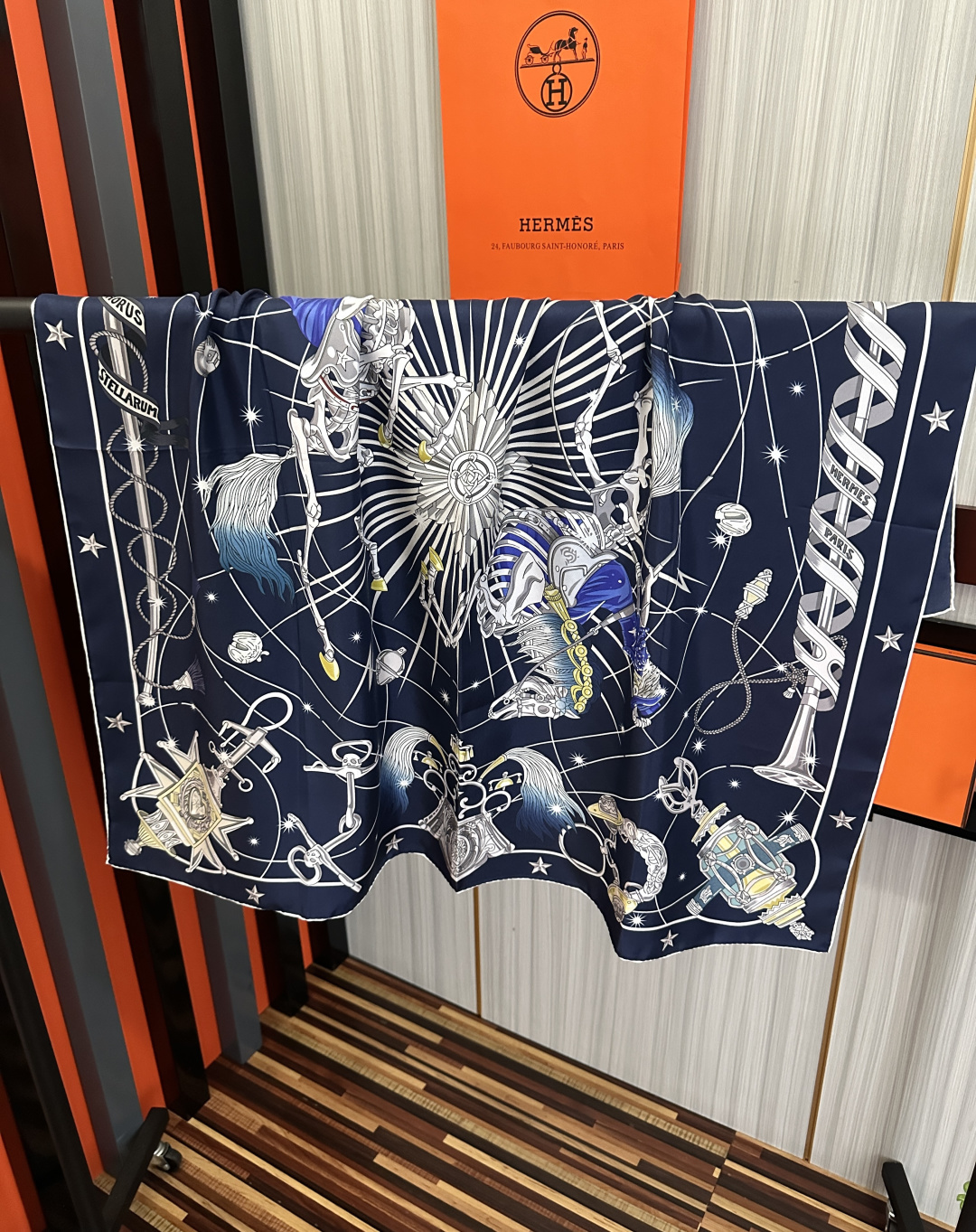 高版本爱马仕【星辰合唱曲】90典藏方巾通过别致的经典色彩向原创设计致敬[太阳]作品未经重新诠释或设计[嘴