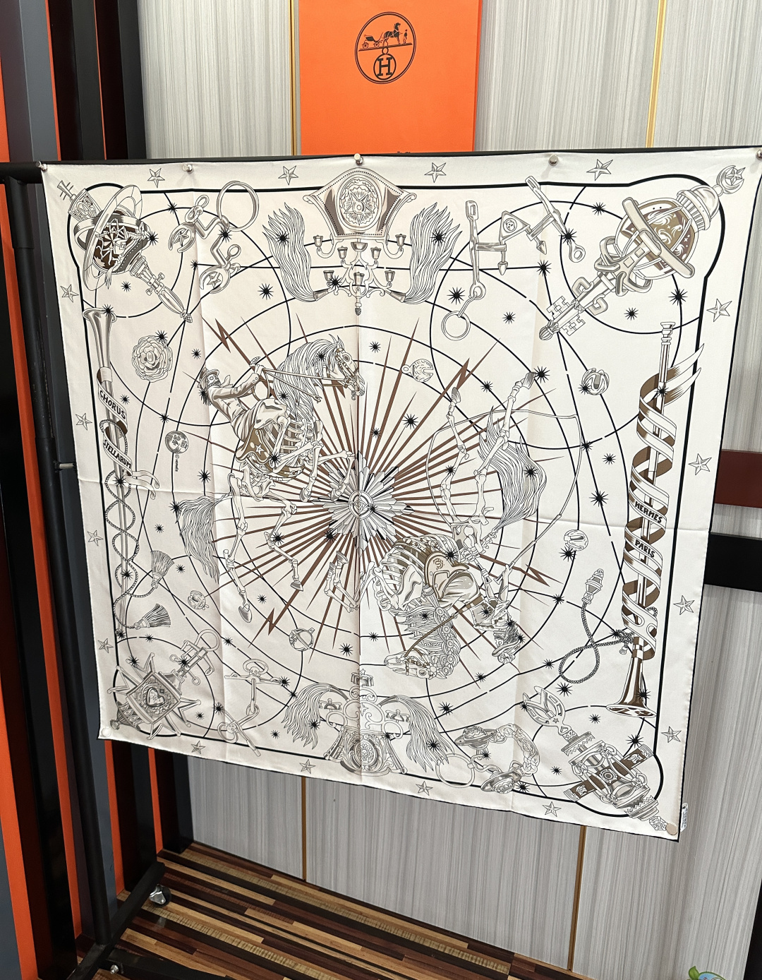 高版本爱马仕【星辰合唱曲】90典藏方巾通过别致的经典色彩向原创设计致敬[太阳]作品未经重新诠释或设计[嘴