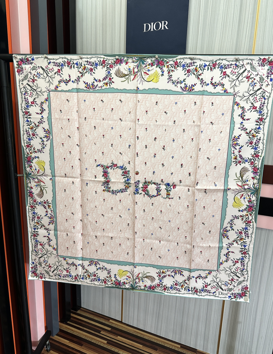 🔥上新 高版本Dior [太阳]ZG2026最新款方巾饰以 Christian 印花[嘴唇]点缀以充满诗