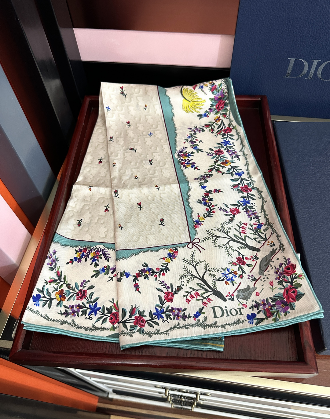 🔥上新 高版本Dior [太阳]ZG2026最新款方巾饰以 Christian 印花[嘴唇]点缀以充满诗