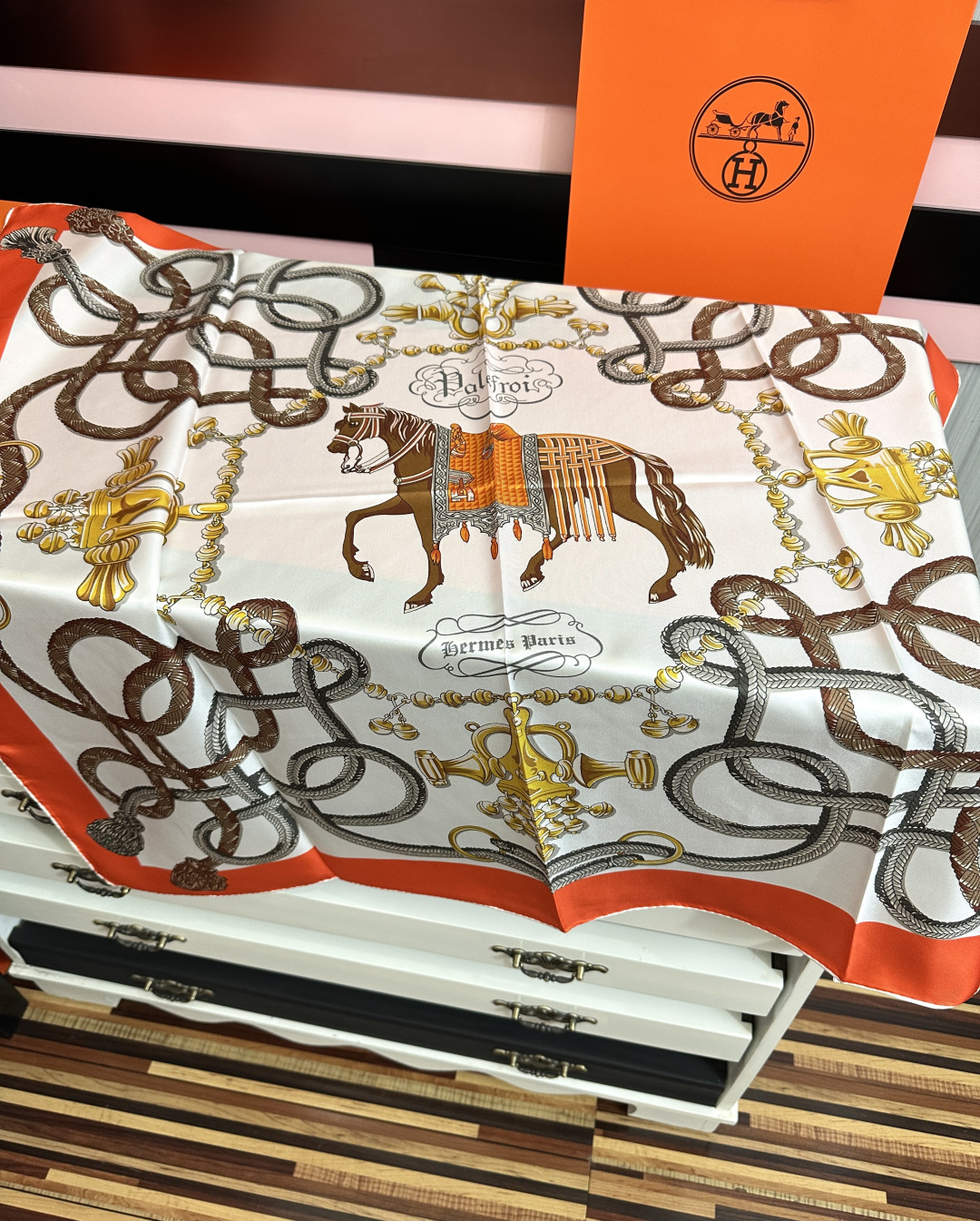 新款爱马仕【鞍马】太美了[太阳]精致卷边[嘴唇]品质感很显好[得意]好搭到上瘾的丝巾[色]带着不显山不露