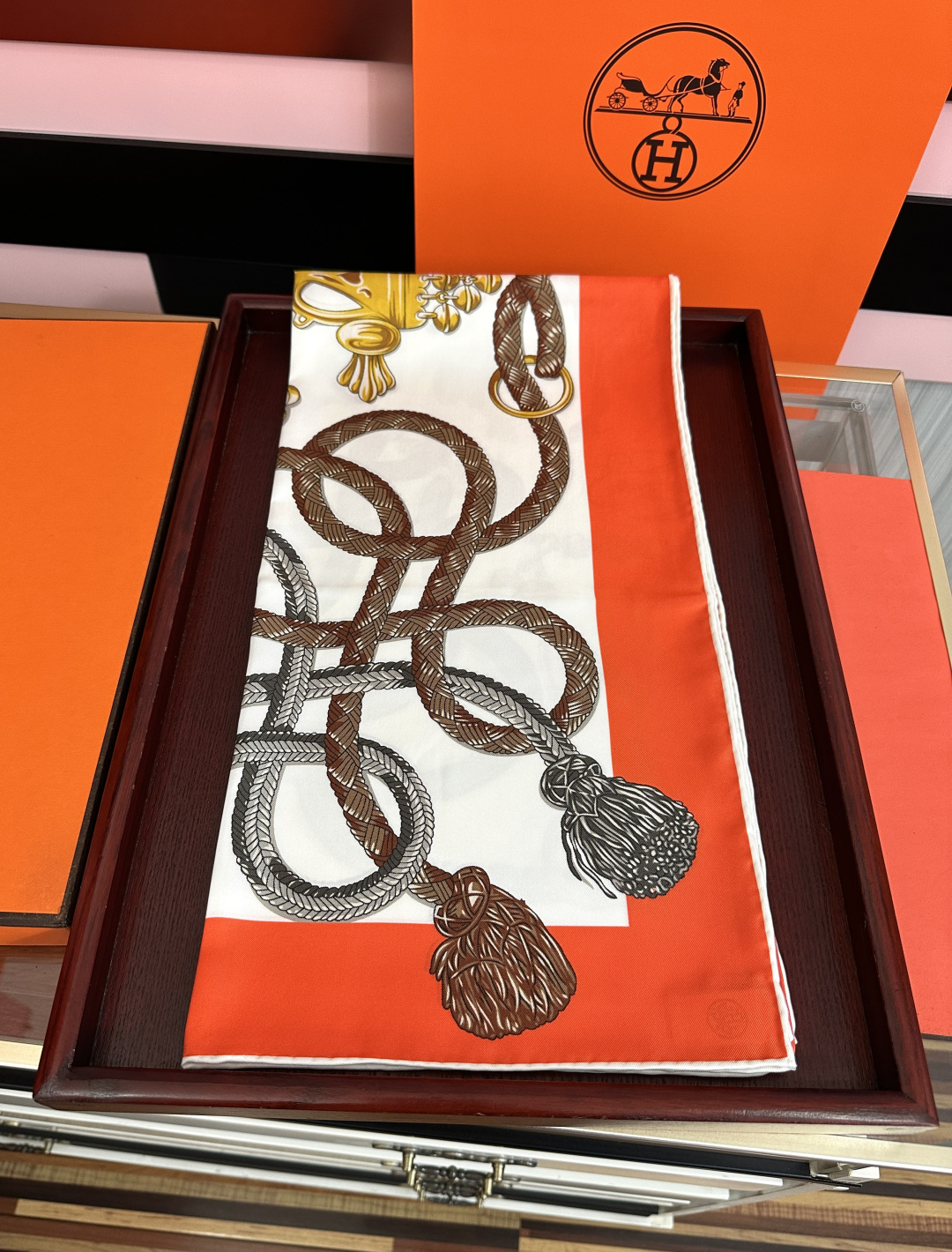 新款爱马仕【鞍马】太美了[太阳]精致卷边[嘴唇]品质感很显好[得意]好搭到上瘾的丝巾[色]带着不显山不露