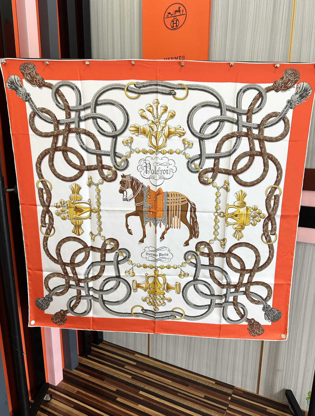 新款爱马仕【鞍马】太美了[太阳]精致卷边[嘴唇]品质感很显好[得意]好搭到上瘾的丝巾[色]带着不显山不露