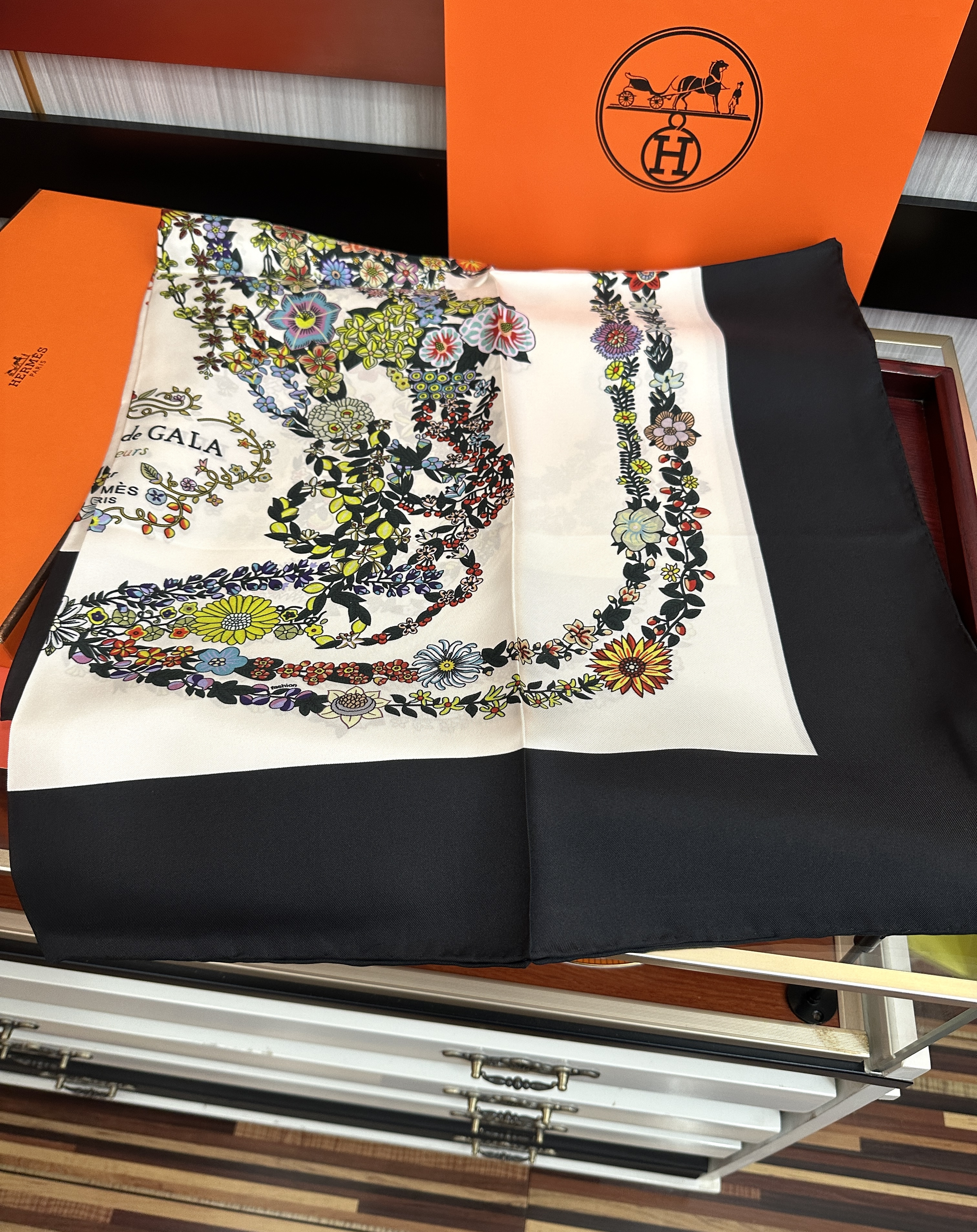 高版本 爱马仕 2026经典单品展现强大而迷人的女性魅力精髓[色]此90方巾推陈出新[太阳]诠释无限的情感和自由，以别样